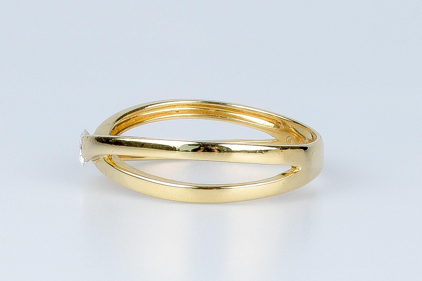 18 carat yellow gold ring designed with round brillant cur diamond For Sale 1