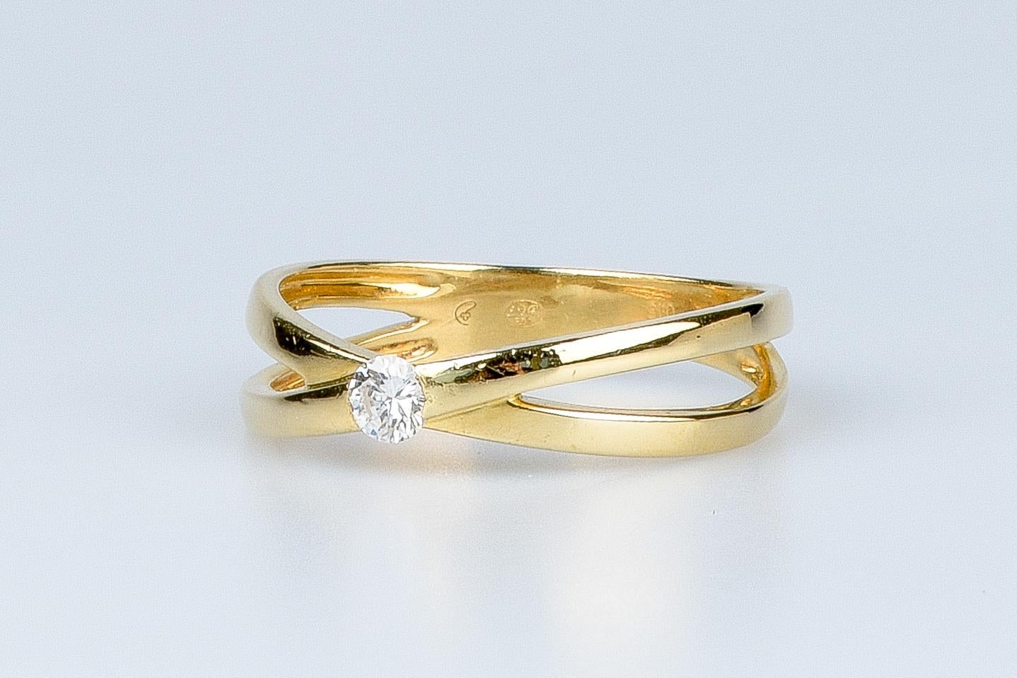 18 carat yellow gold ring designed with round brillant cur diamond For Sale 2