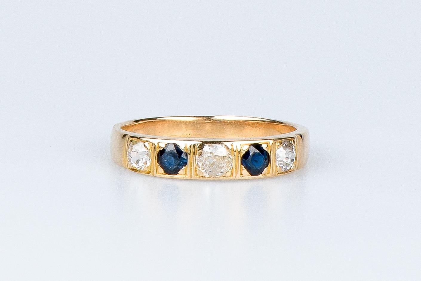 Round Cut 18 carat yellow gold ring designed with round brillant diamonds and sapphires For Sale