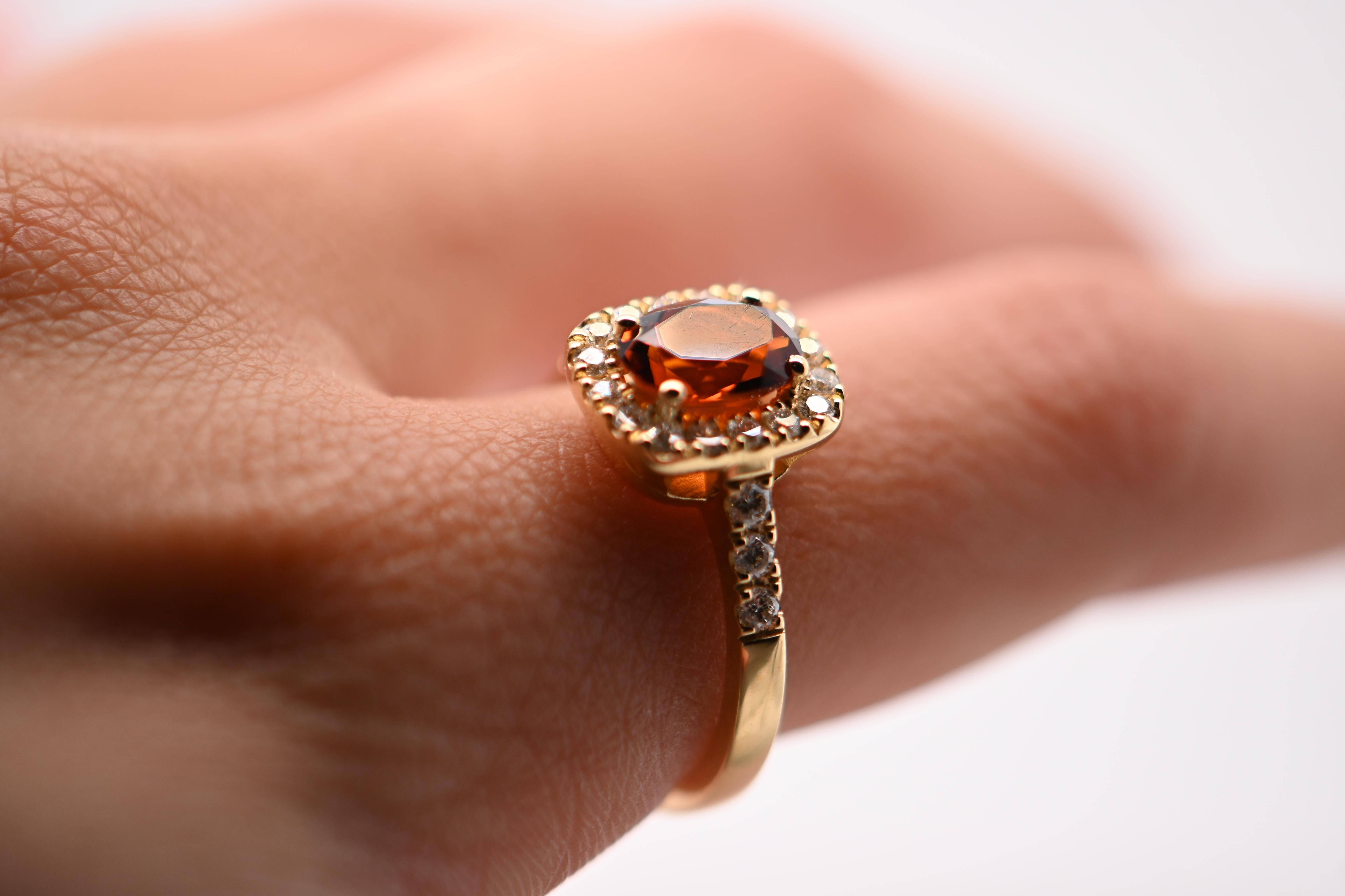 18-Carat Yellow Gold Ring with 1.130 Carat Citrine and 0.470 Carat Diamonds In New Condition For Sale In Vannes, FR