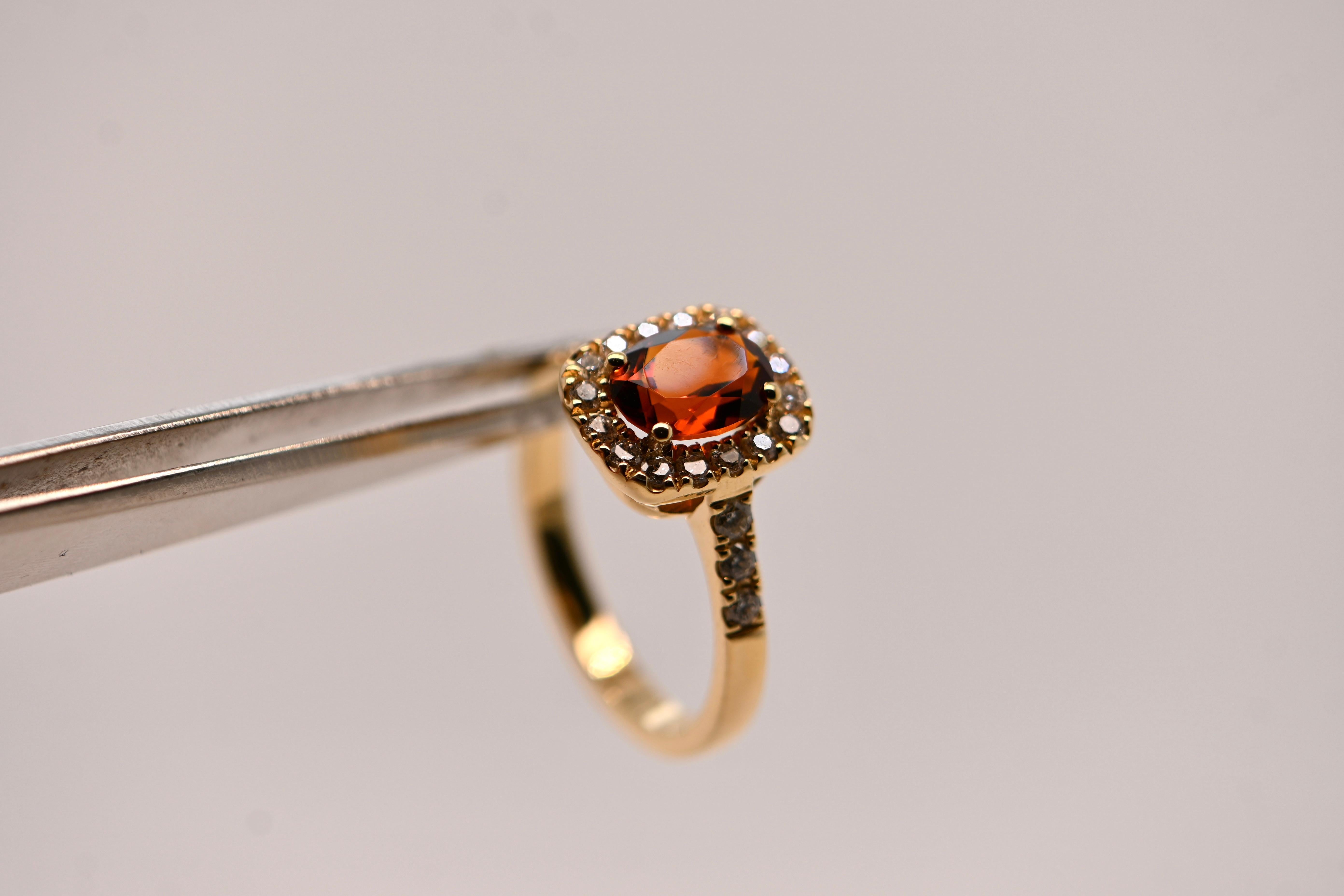 Women's 18-Carat Yellow Gold Ring with 1.130 Carat Citrine and 0.470 Carat Diamonds For Sale