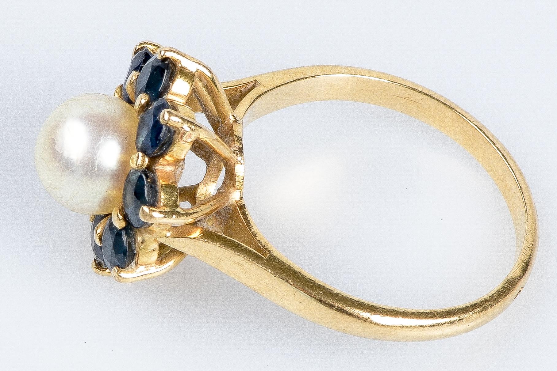 18-carat yellow gold ring with a flower-shaped head (8 sapphires and 1 pearl) For Sale 5