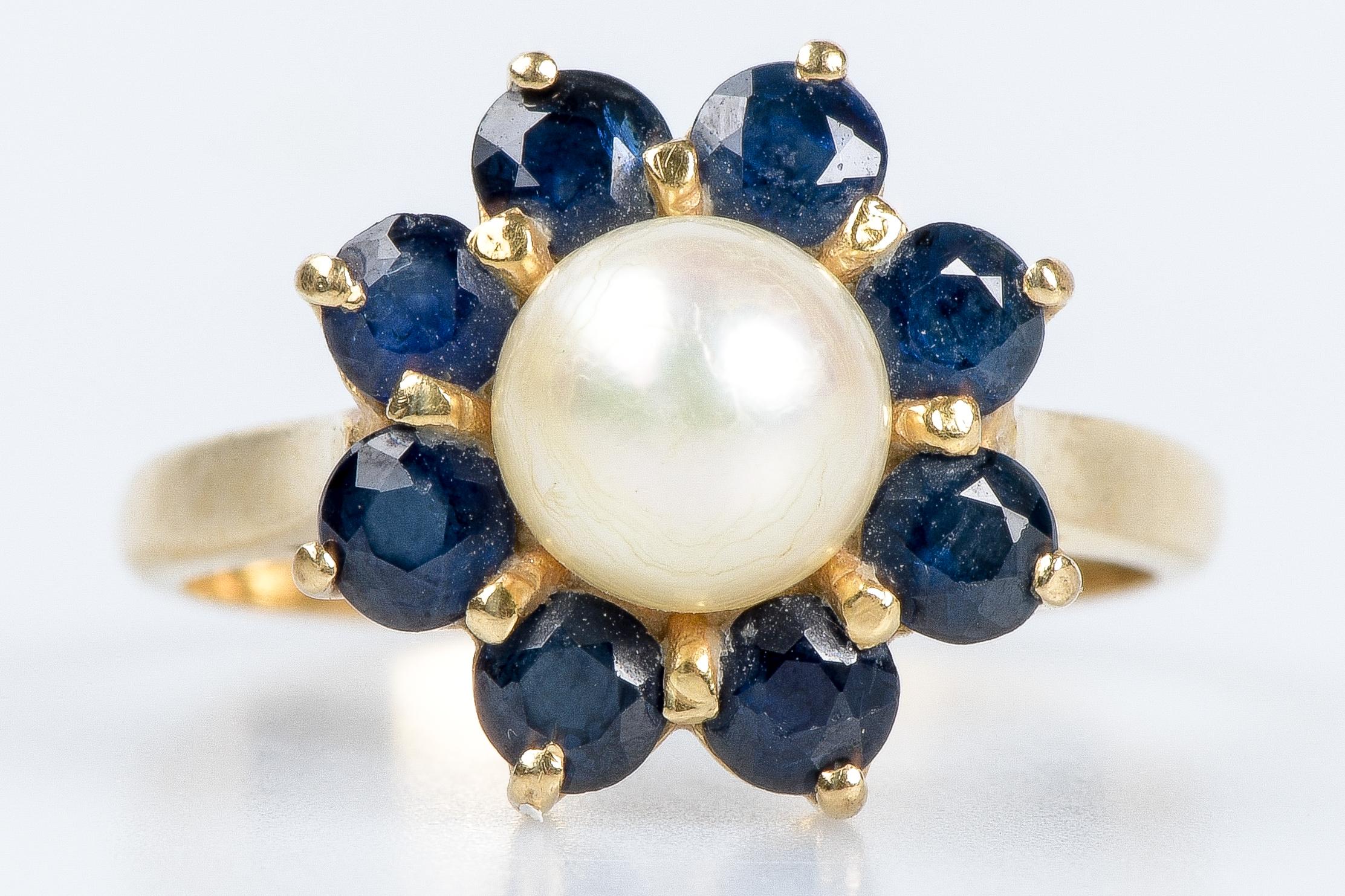 18-carat yellow gold ring with a flower-shaped head adorned with 8 sapphires of 0.13 carats each, or 1.04 carats in total and a 6.4 mm cultured pearl. Ideal for everyday wear to add a touch of sophistication to an outfit. 

Weight: 4 gr. 

Size: EU