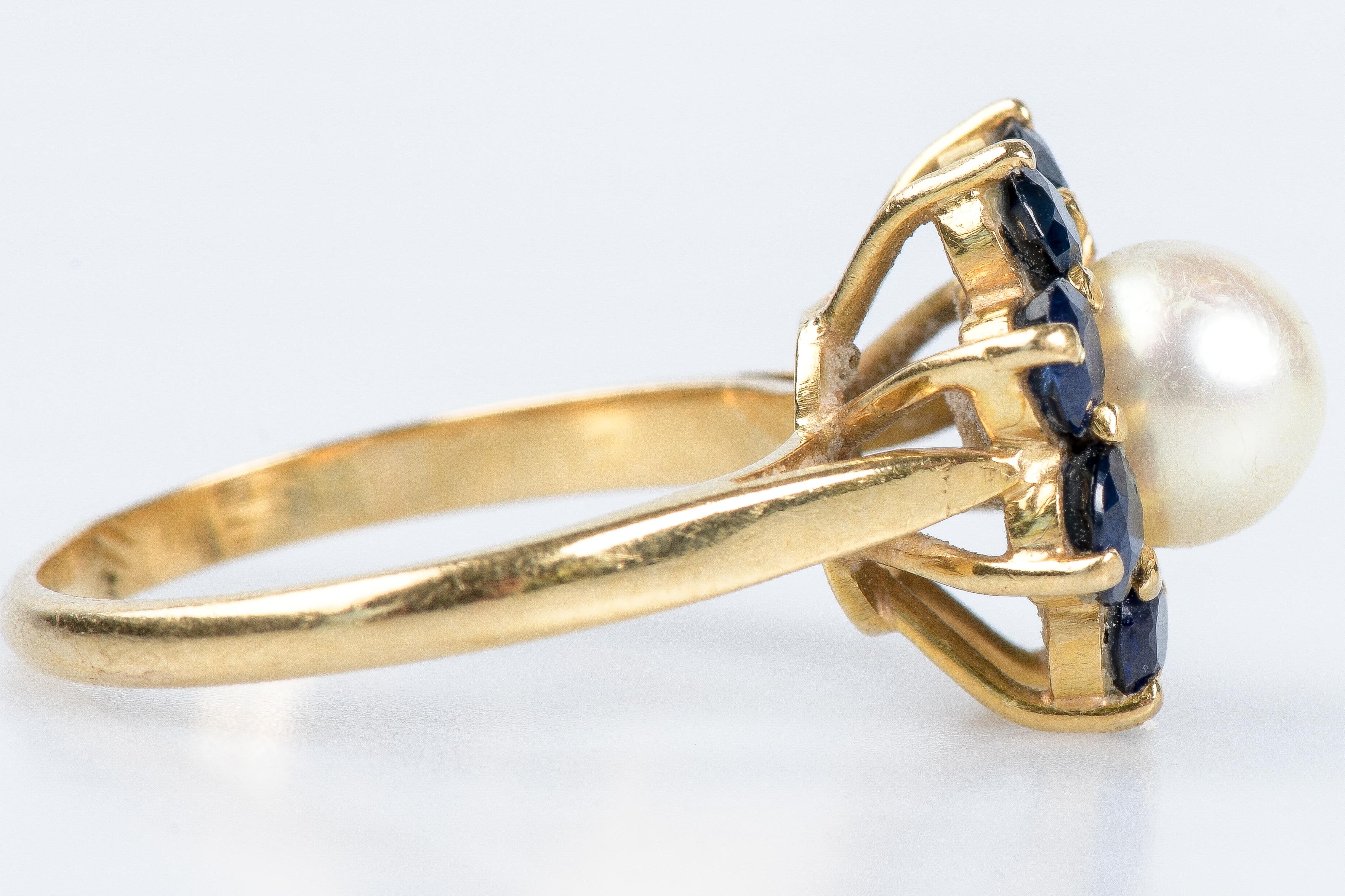 Round Cut 18-carat yellow gold ring with a flower-shaped head (8 sapphires and 1 pearl) For Sale