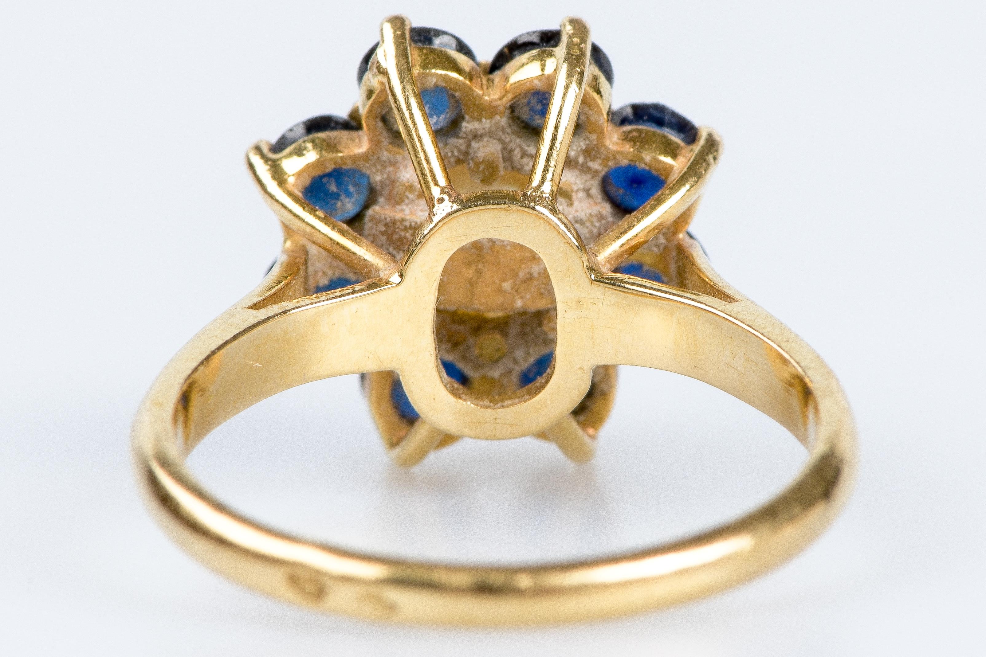 18-carat yellow gold ring with a flower-shaped head (8 sapphires and 1 pearl) In Excellent Condition For Sale In Monte-Carlo, MC
