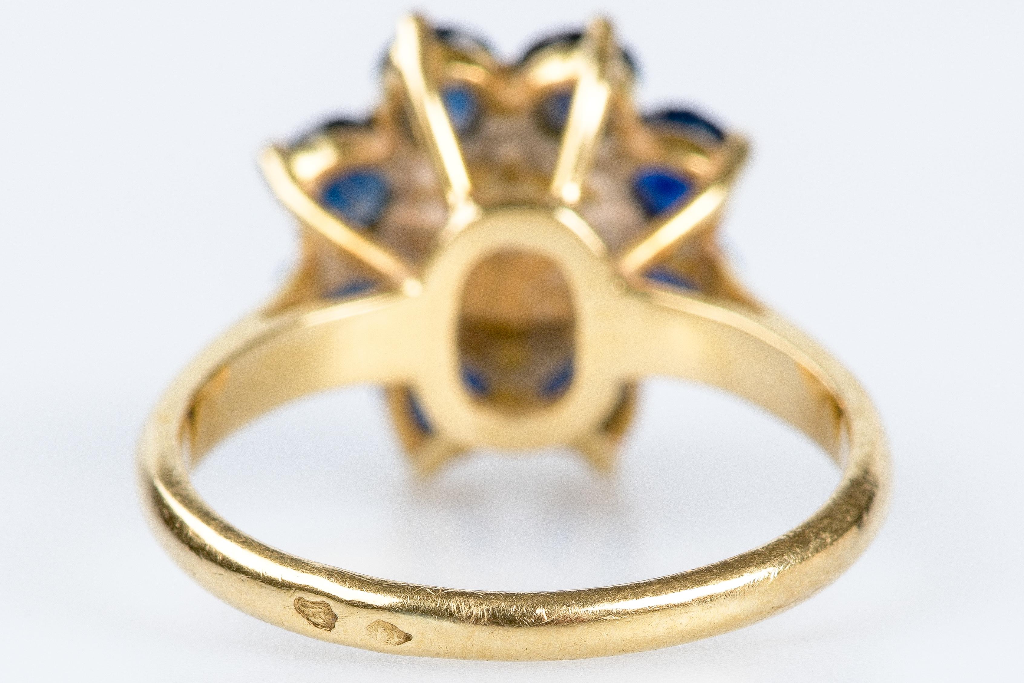 Women's 18-carat yellow gold ring with a flower-shaped head (8 sapphires and 1 pearl) For Sale