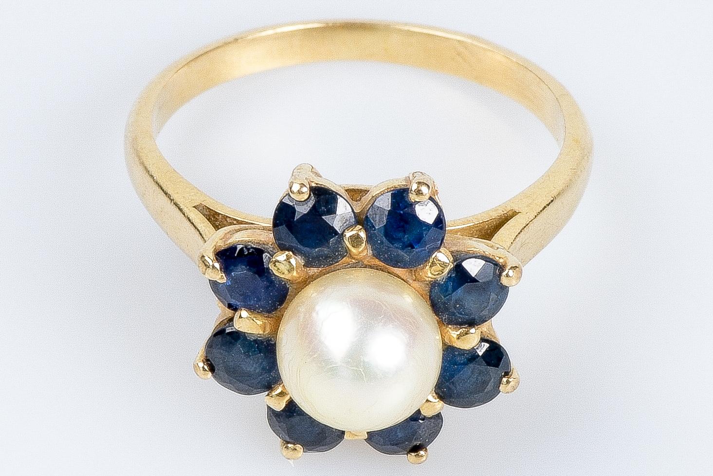 18-carat yellow gold ring with a flower-shaped head (8 sapphires and 1 pearl) For Sale 2