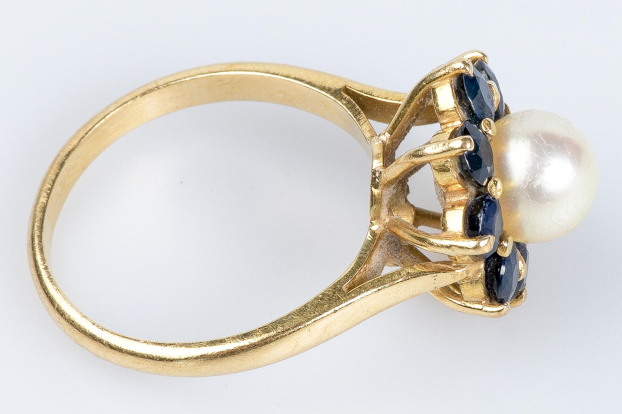 18-carat yellow gold ring with a flower-shaped head (8 sapphires and 1 pearl) For Sale 3