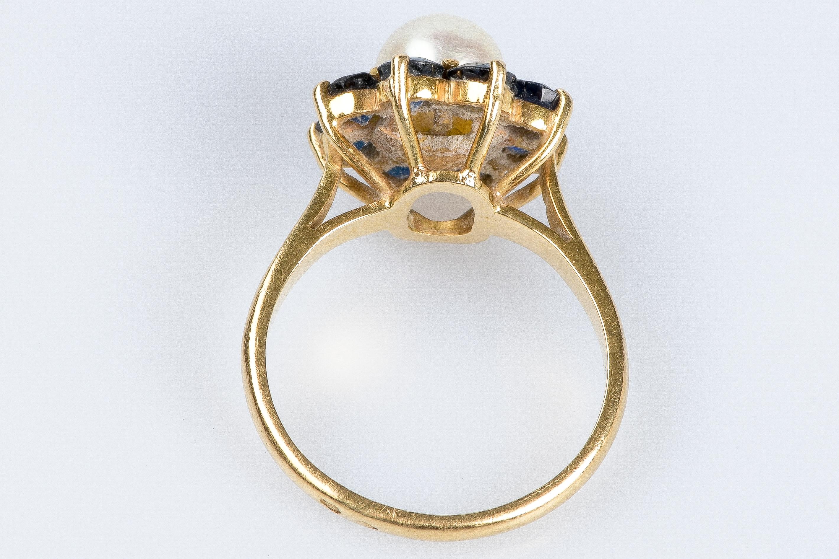 18-carat yellow gold ring with a flower-shaped head (8 sapphires and 1 pearl) For Sale 4