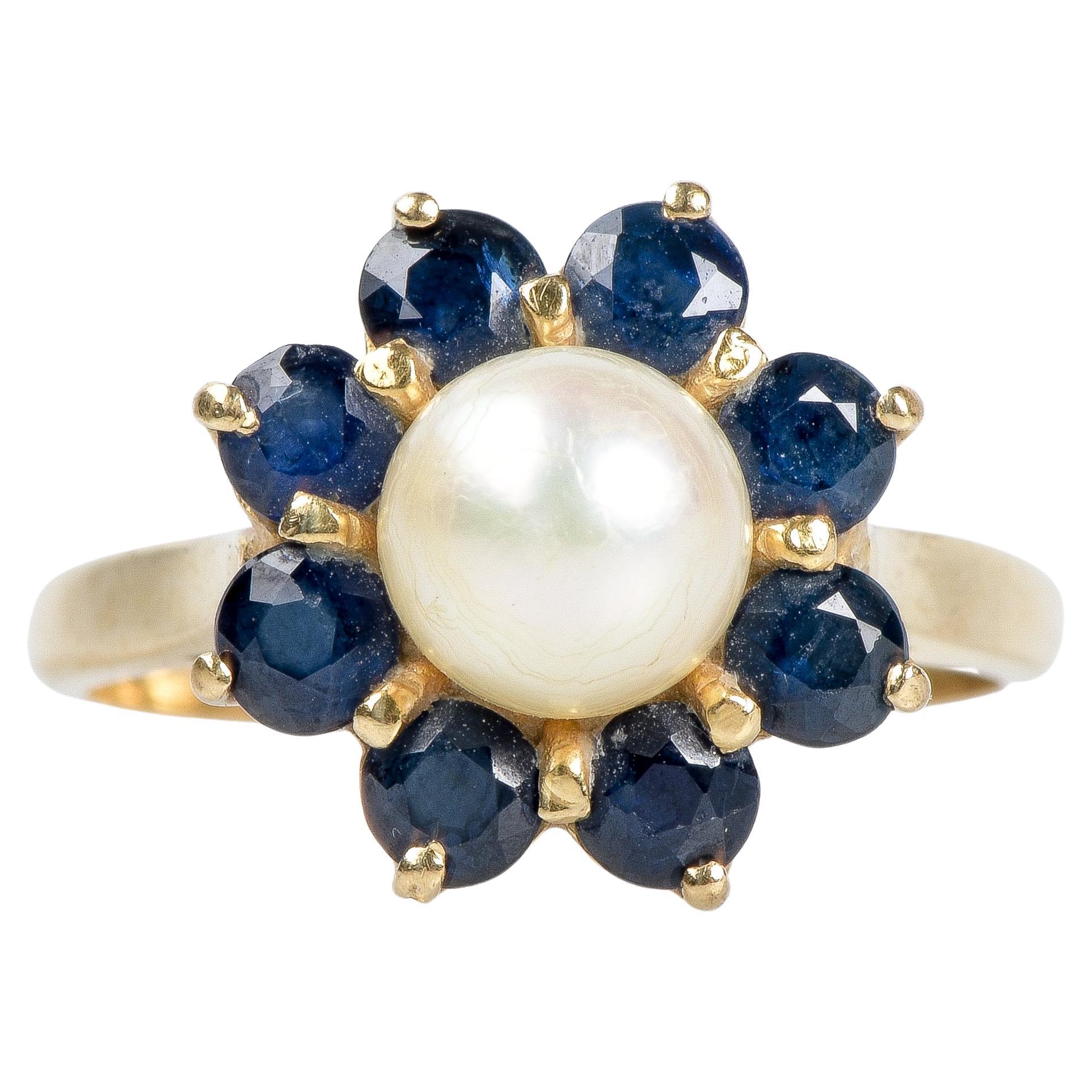 18-carat yellow gold ring with a flower-shaped head (8 sapphires and 1 pearl)