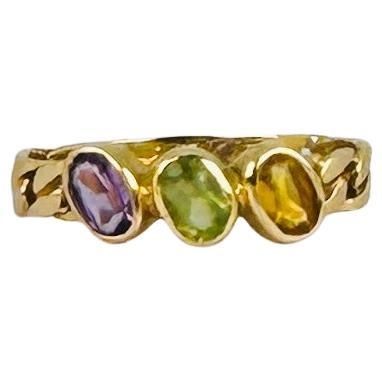 Entdecken Sie diesen schönen Vintage-Ring mit 3 bunten Edelsteinen!  Citrin, Peridot und Amethyst. Das Band des Rings hat ein schönes gedrehtes Design.  Ob für einen Sammler oder einen besonderen Anlass, dieser Ring, der aus Spanien und Europa
