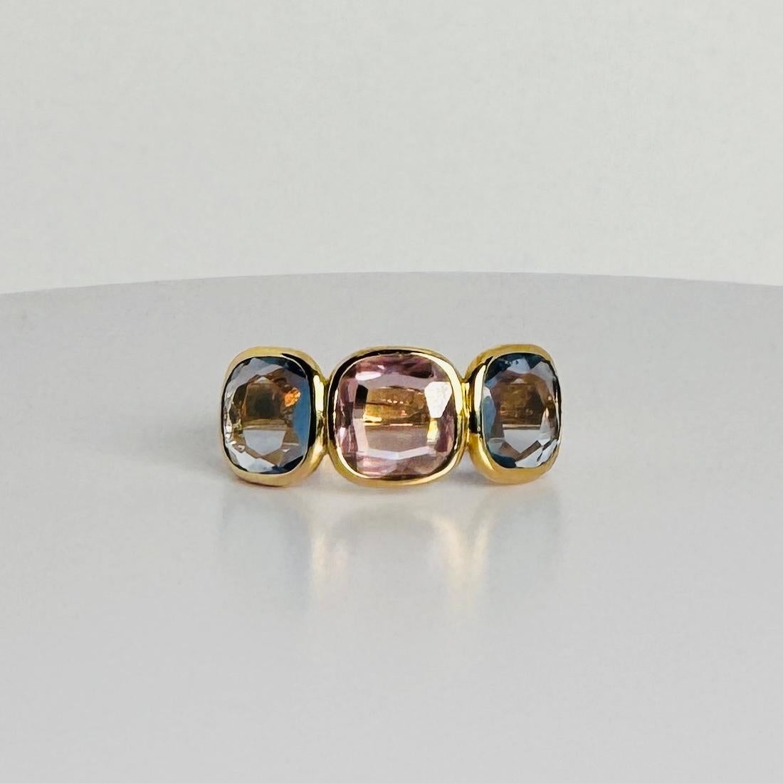 Look at these vivid colors and design of this pre-loved ring. Something different! It is a dazzling display of elegance and sophistication. Must have for every jewelry lover! Beautiful jewel to wear alone and also perfectly to combine with other