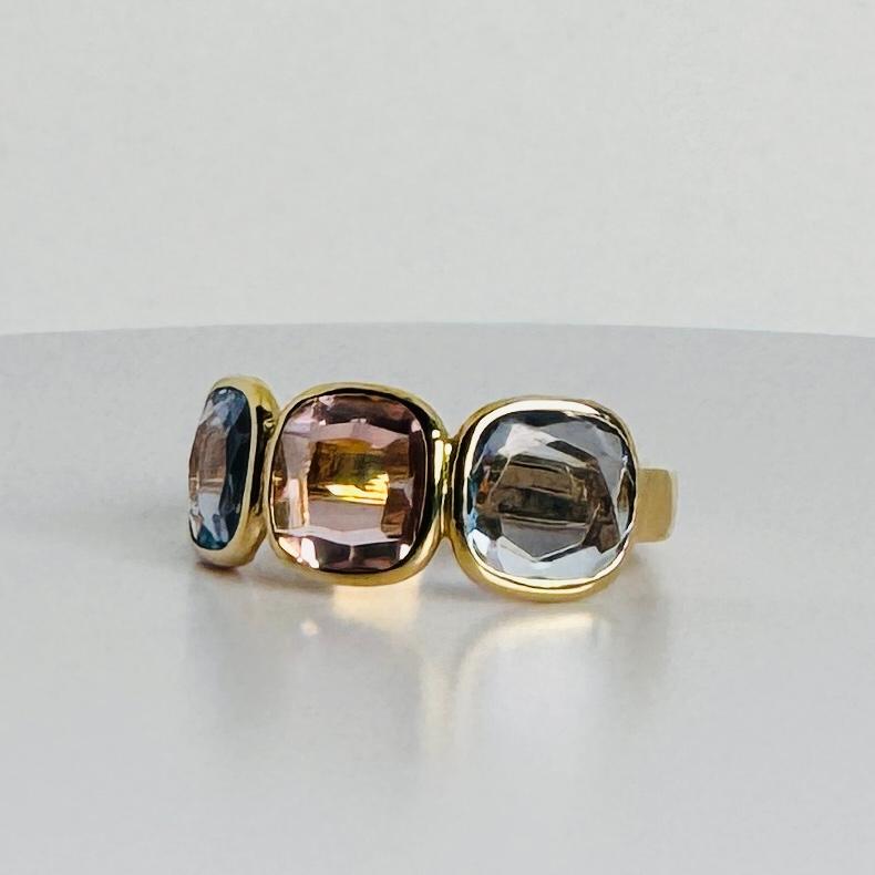 Women's 18 carat yellow gold ring with pink amethyst and blue spinel