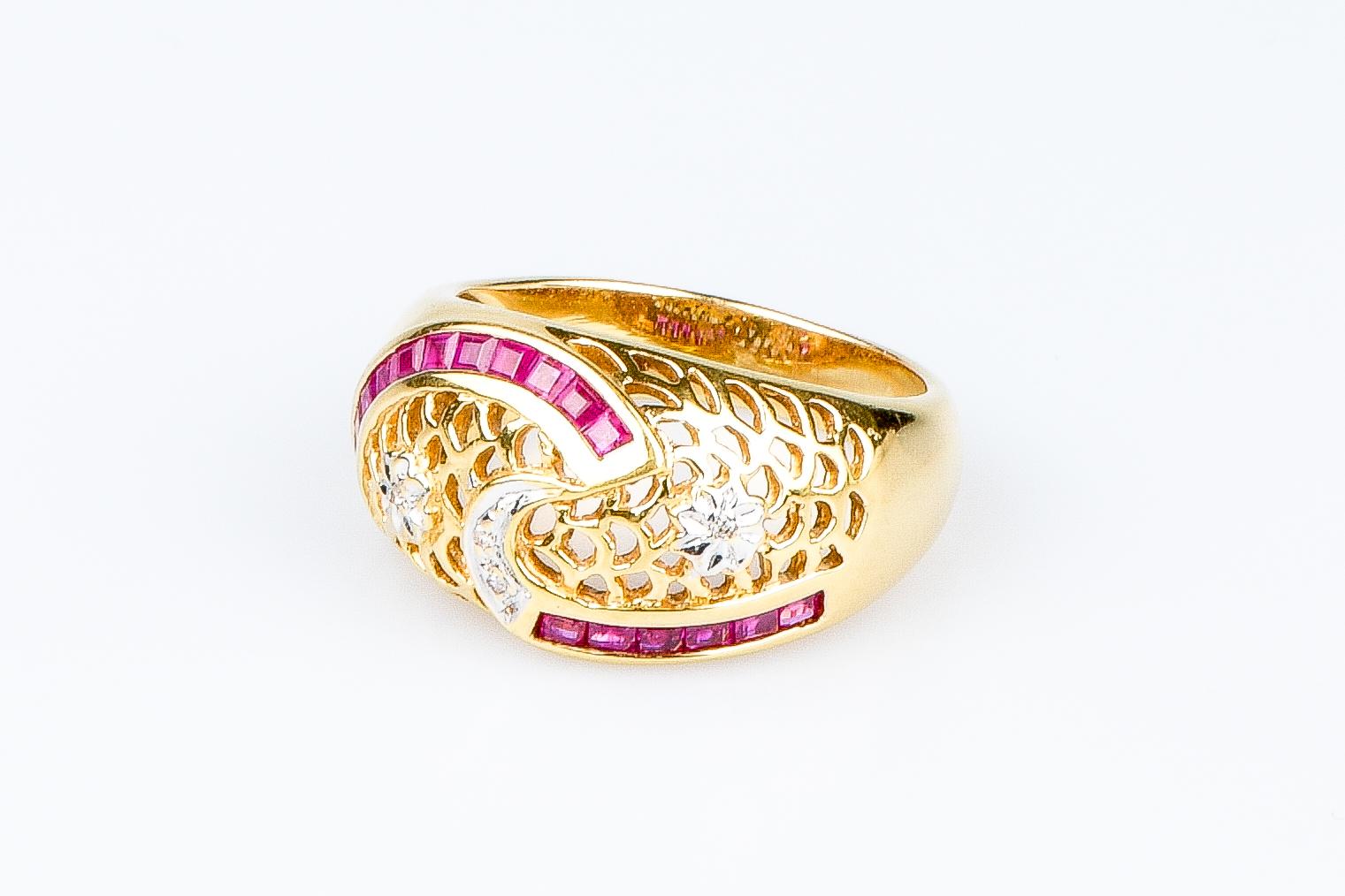 18 carat yellow gold rubies and diamonds ring For Sale 6