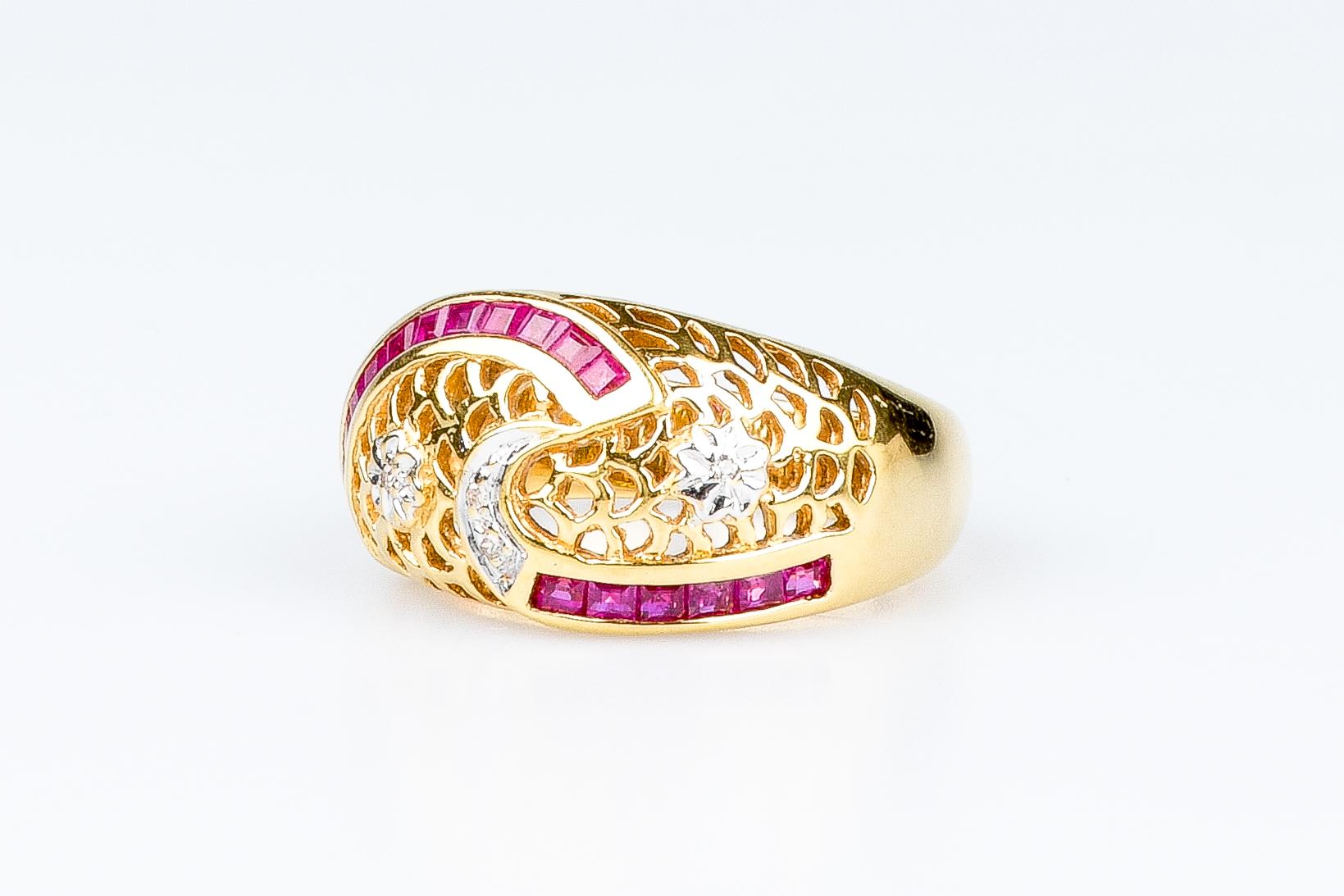 18 carat yellow gold rubies and diamonds ring For Sale 7