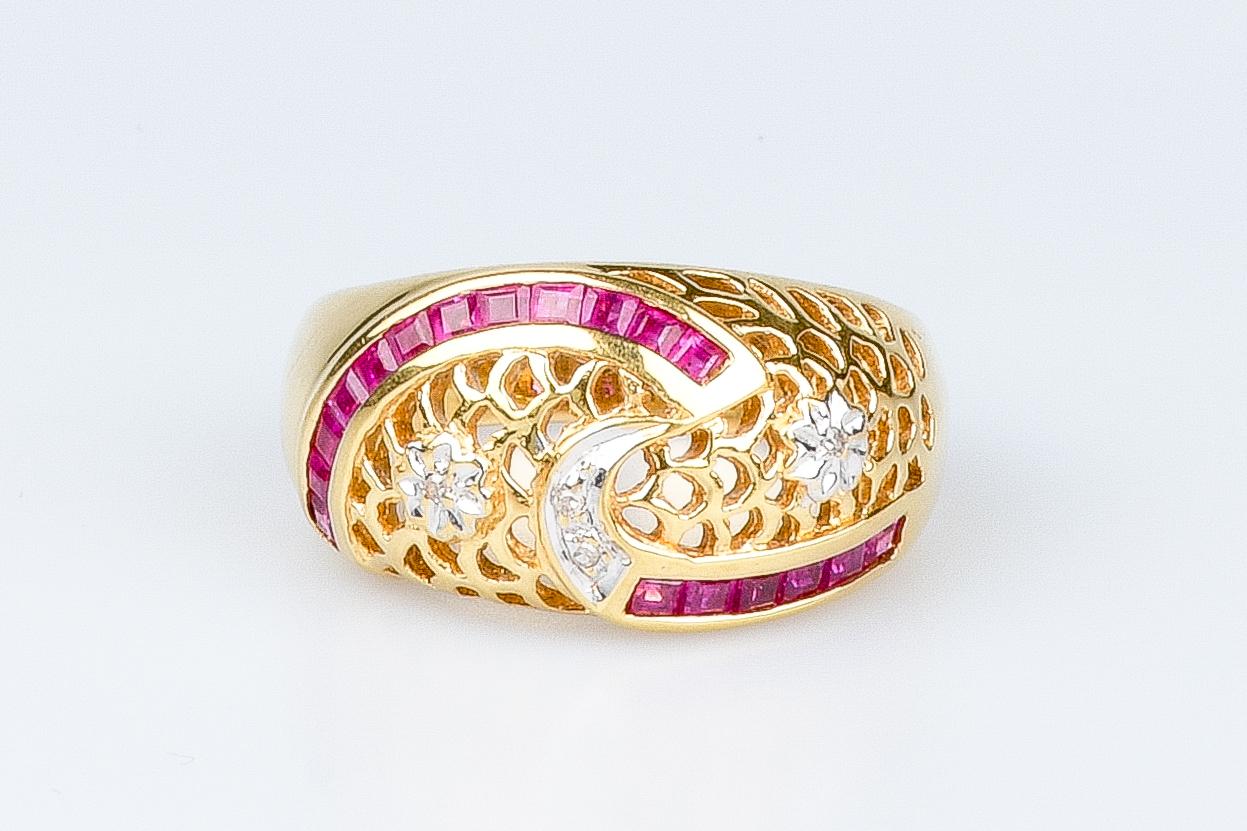 Taille princesse Bague en or jaune 18 carats avec rubis et diamants en vente