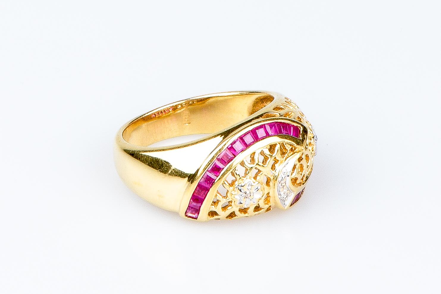 Bague en or jaune 18 carats avec rubis et diamants Pour femmes en vente