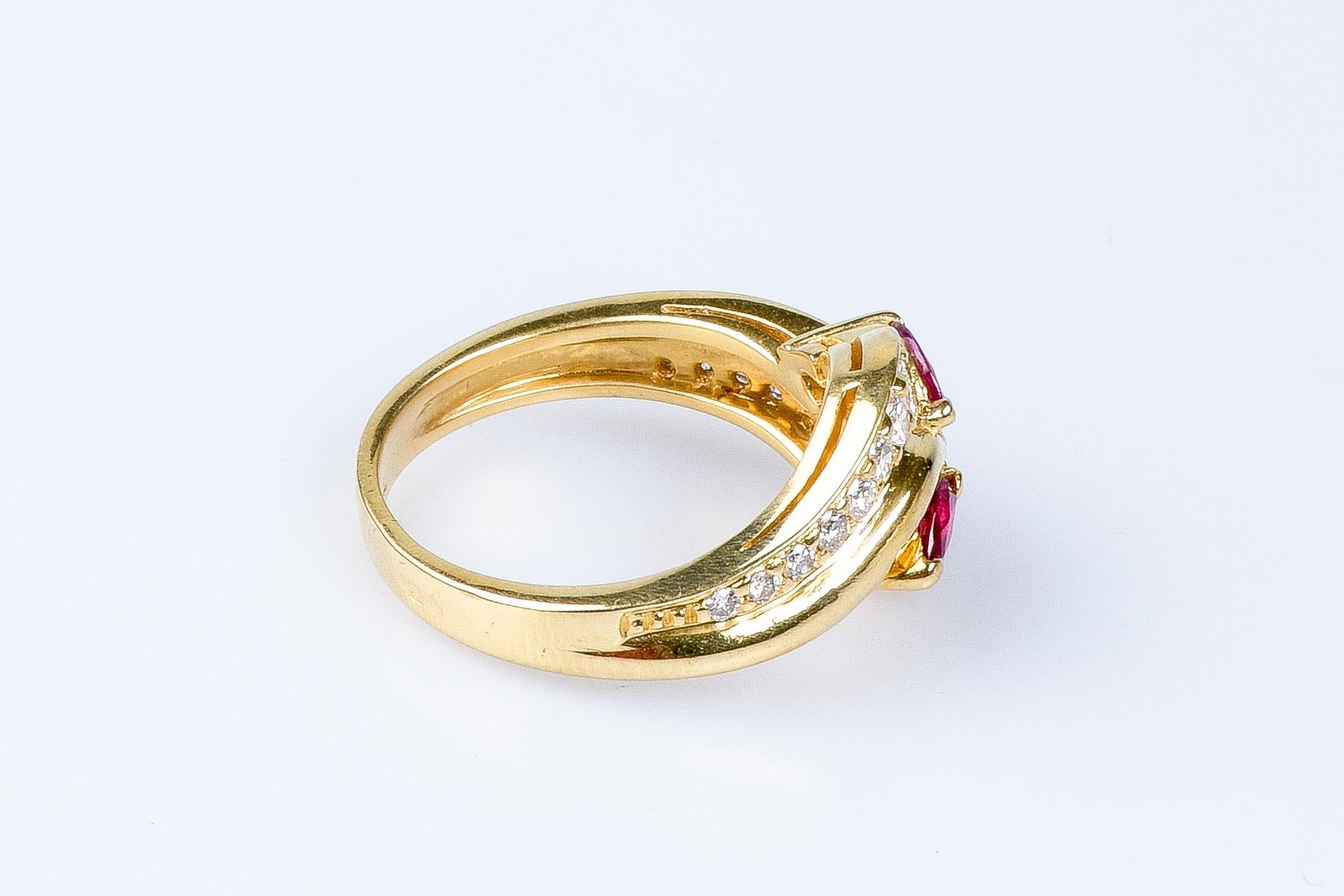 18 carat yellow gold rubies and diamonds ring For Sale 2
