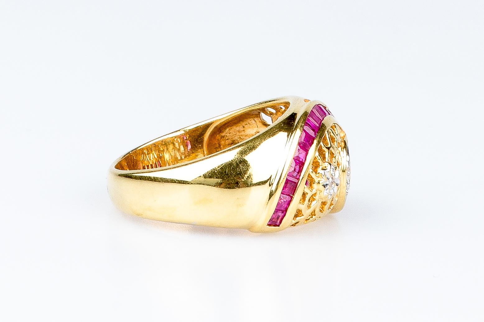 18 carat yellow gold rubies and diamonds ring For Sale 1