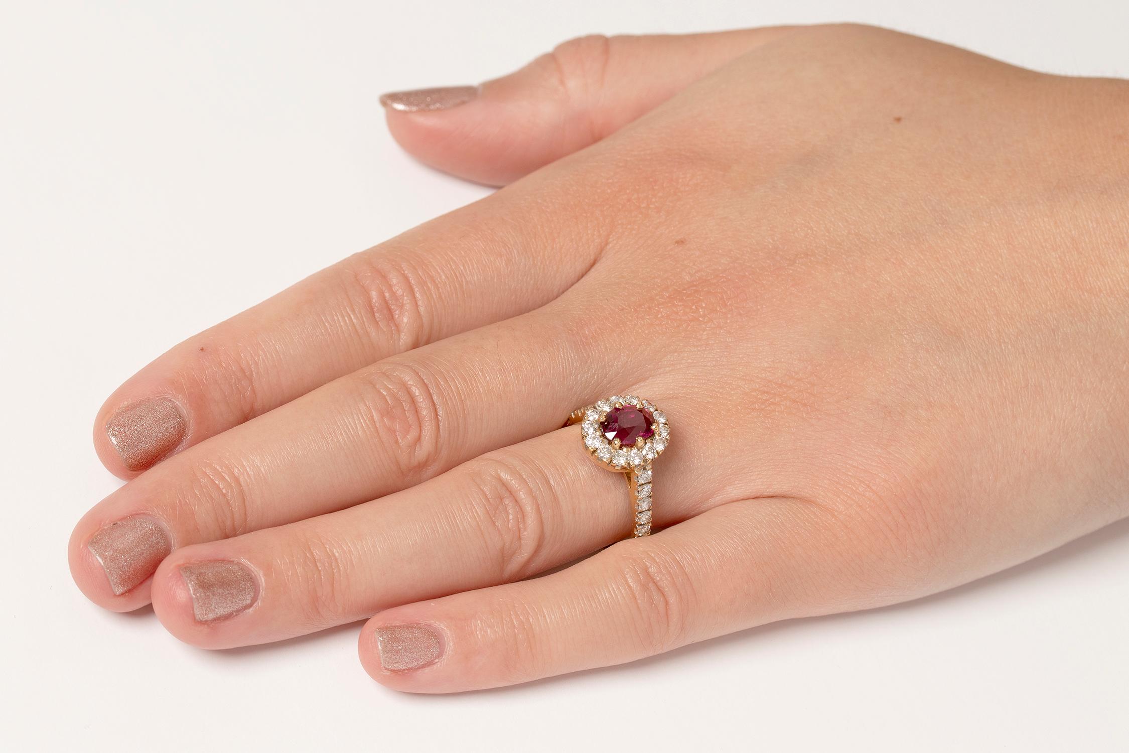 18 Carat Yellow Gold Ruby and Diamond Halo Ring In Good Condition For Sale In London, GB