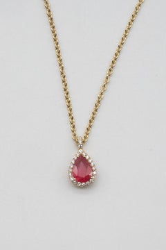 Colgante de oro amarillo de 18 quilates, rubí y diamantes