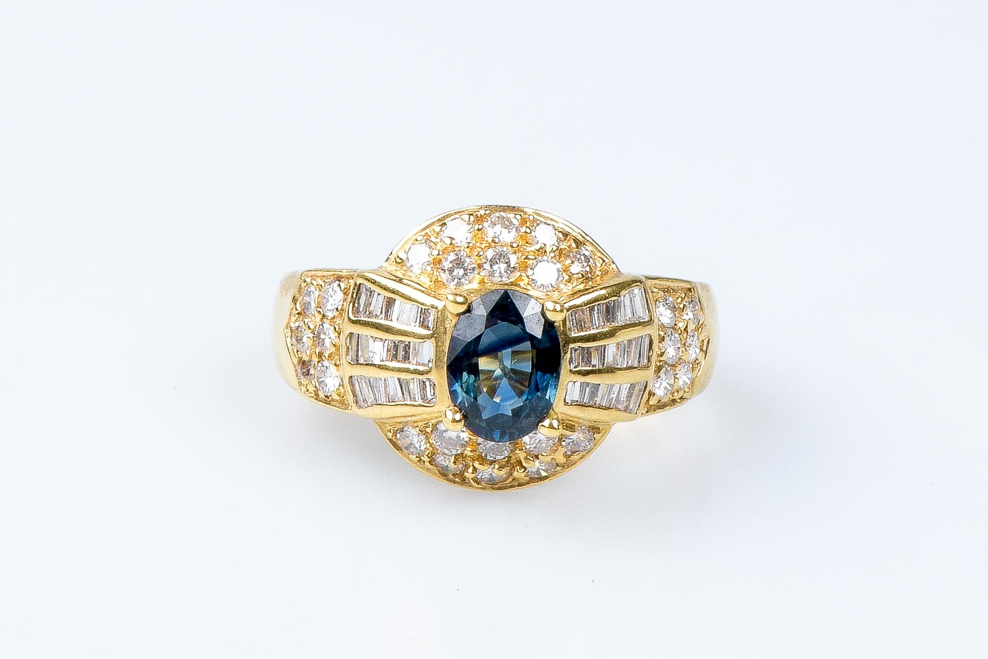 18 Karat Gelbgold Ring mit Saphiren und Diamanten (Ovalschliff) im Angebot