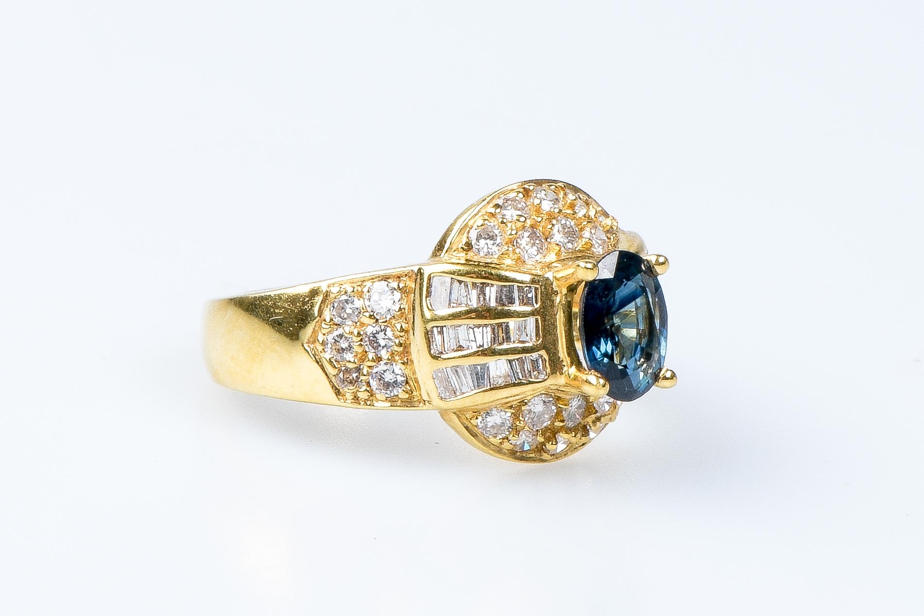 Women's 18 carat yellow gold sapphire and diamonds ring For Sale