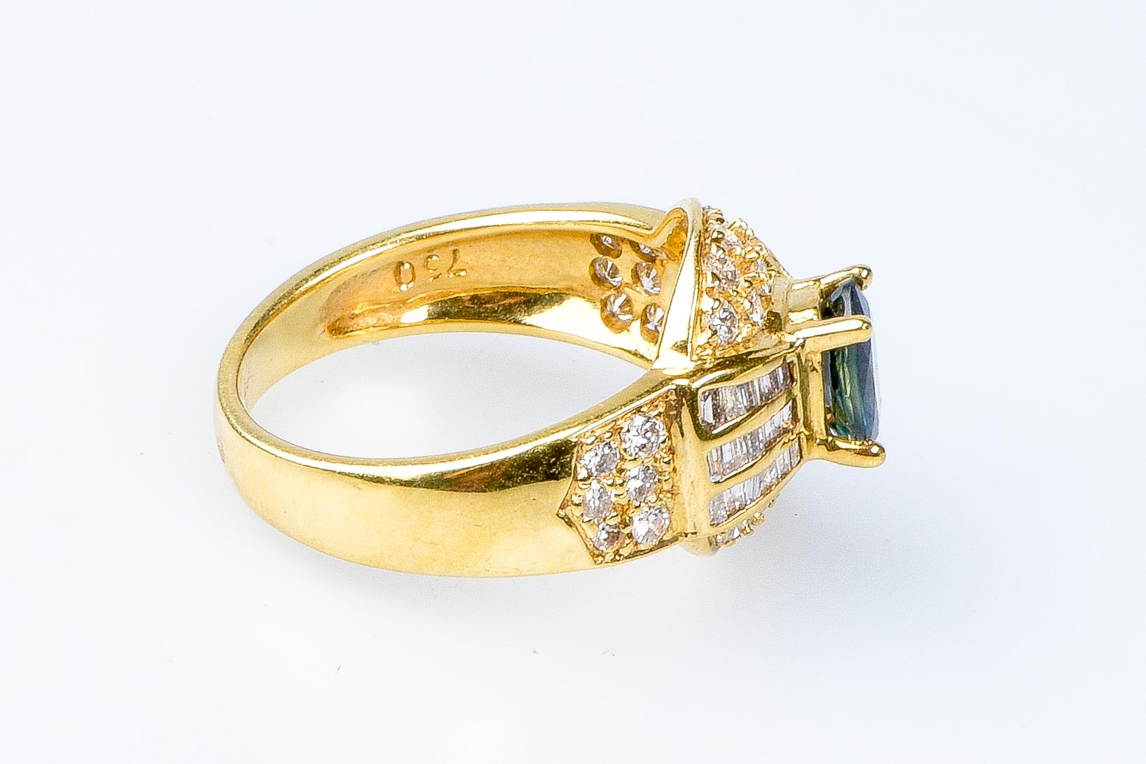 18 Karat Gelbgold Ring mit Saphiren und Diamanten im Angebot 1