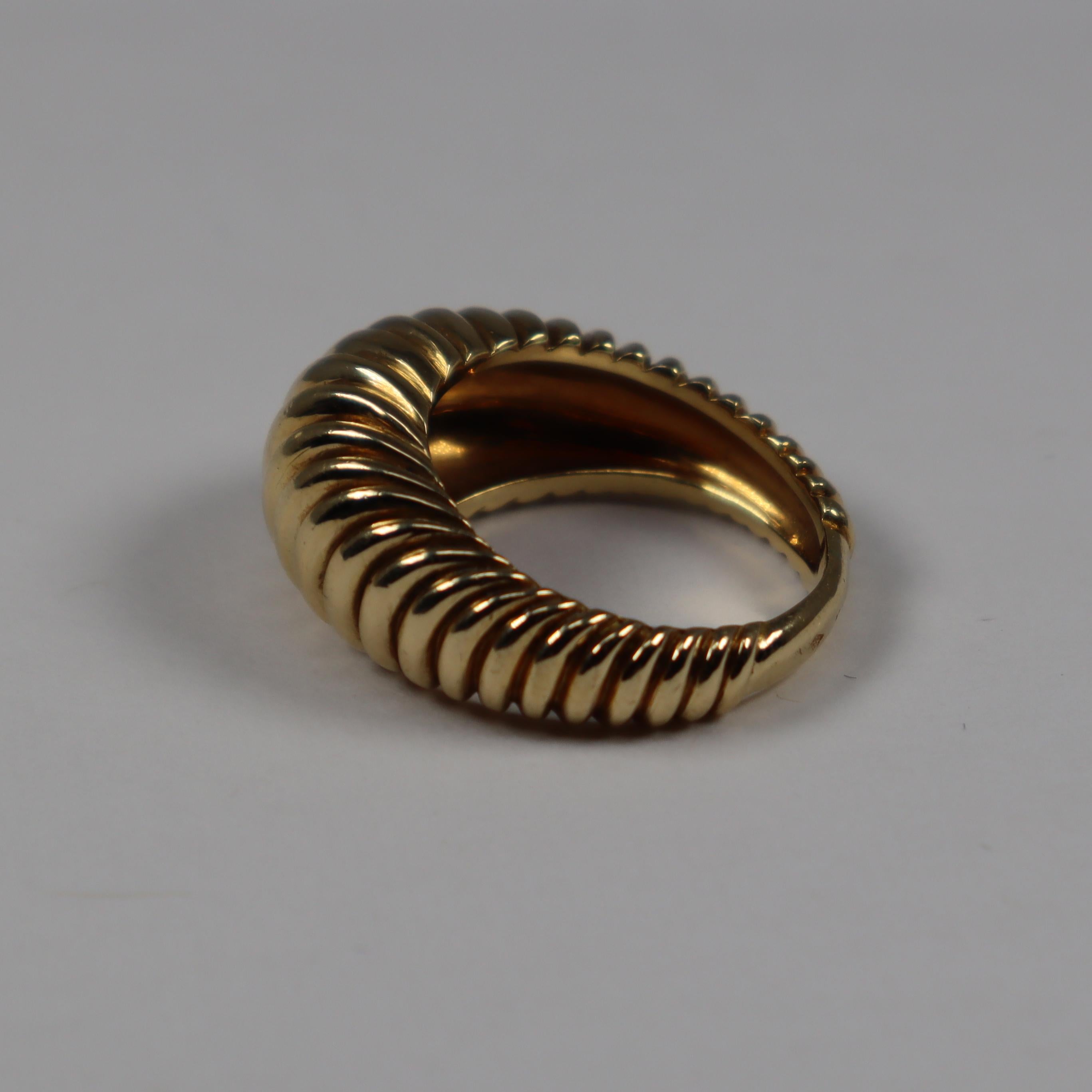 Dieser Ring aus 18 Karat Gelbgold im klassischen Shrimp-Stil ist zeitlos!