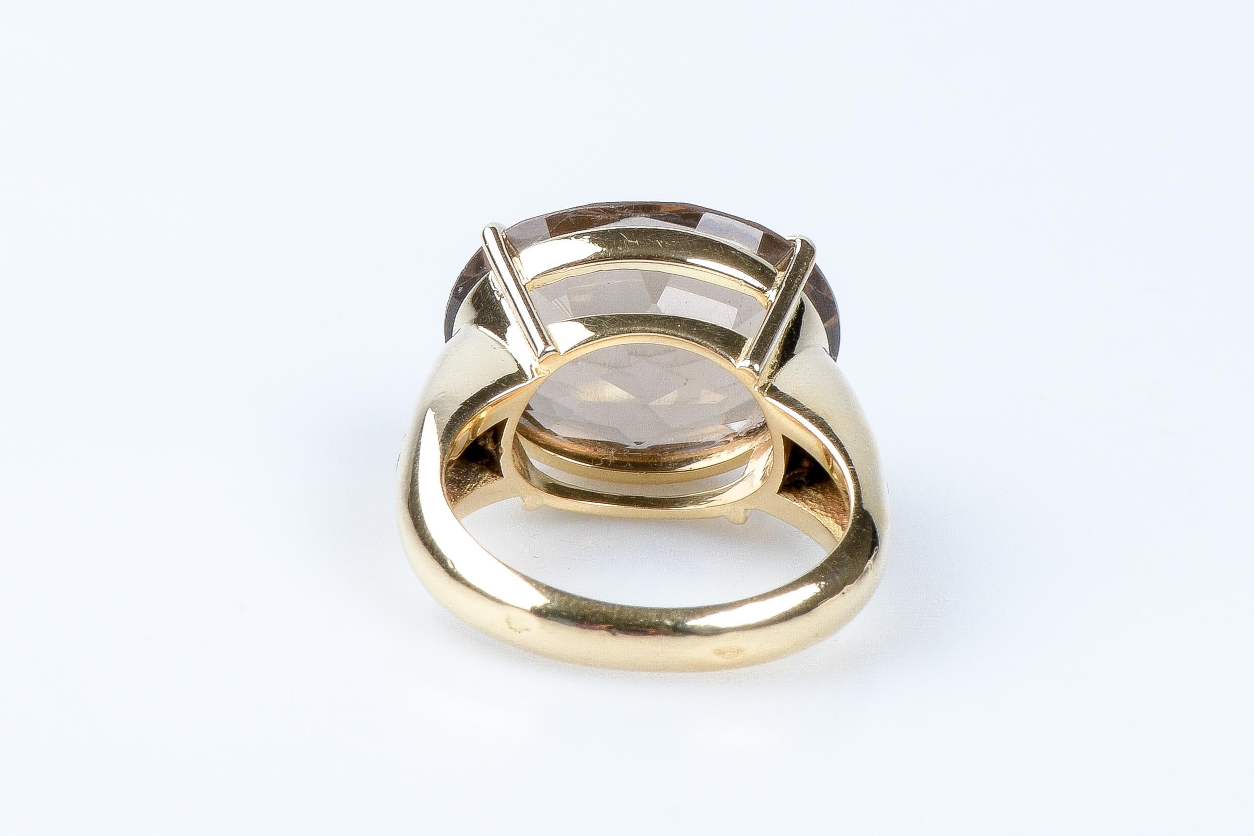 18 carat yellow gold smoky quartz and diamonds ring For Sale 11