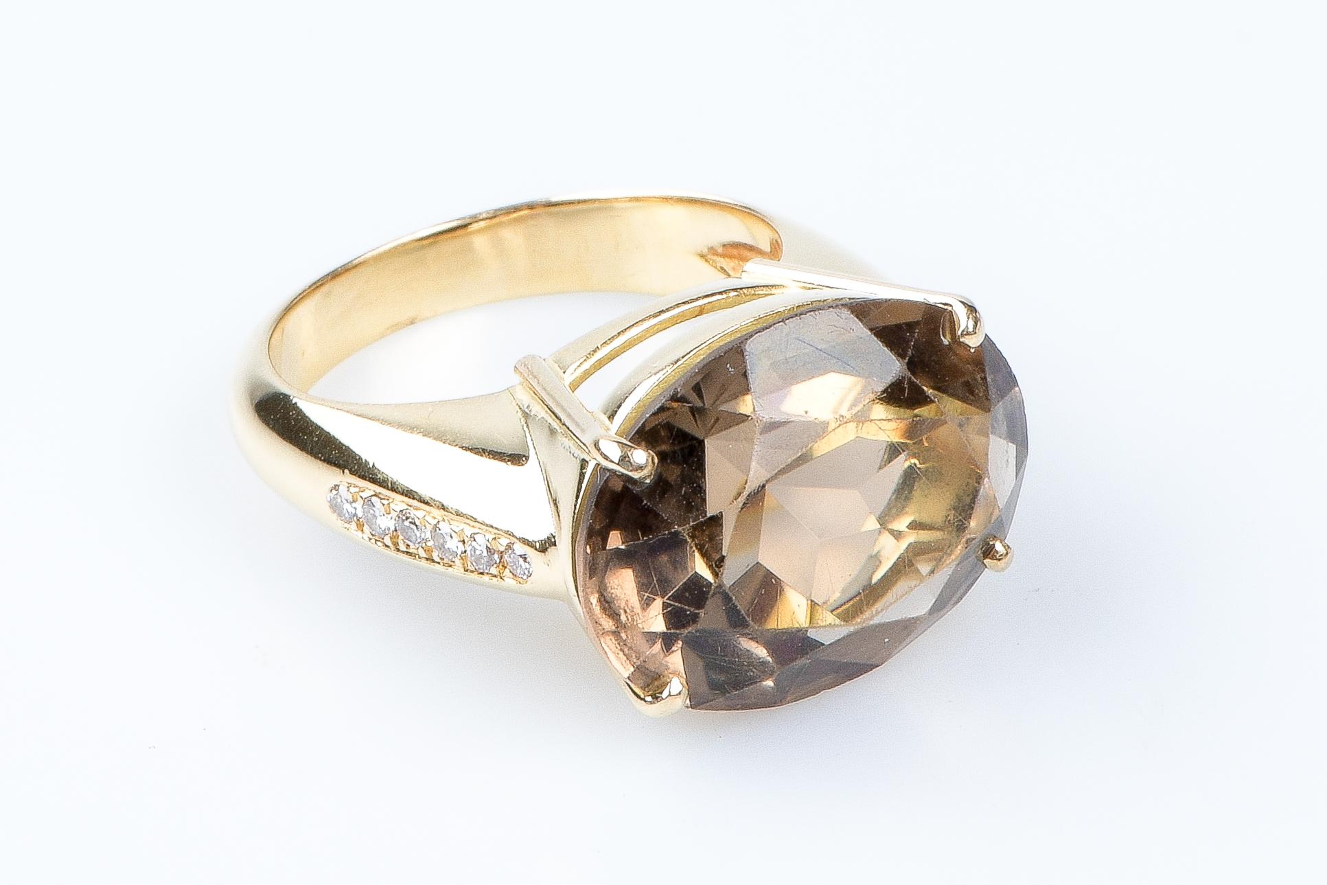 18 carat yellow gold smoky quartz and diamonds ring In Excellent Condition For Sale In Monte-Carlo, MC