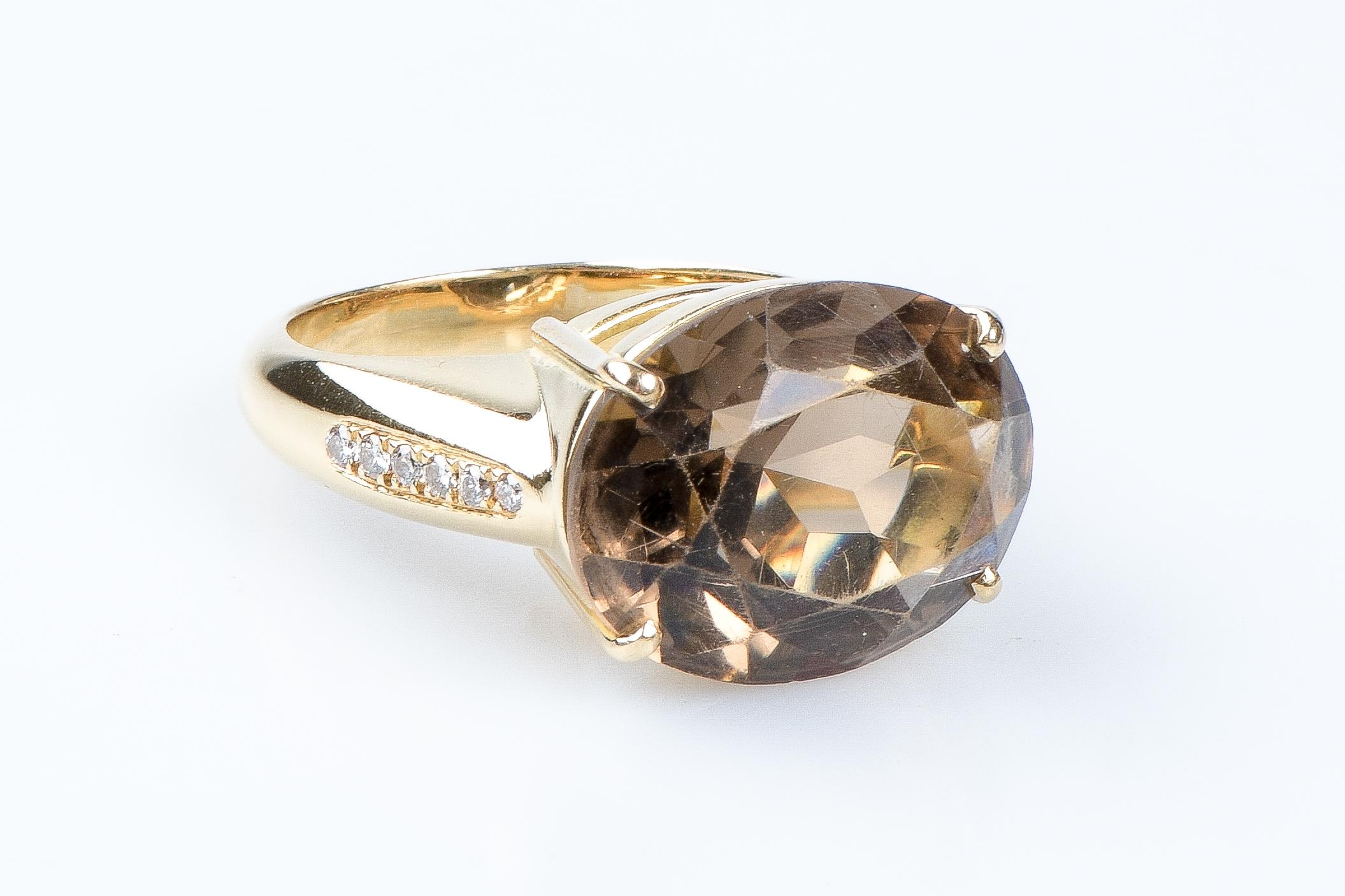 Women's 18 carat yellow gold smoky quartz and diamonds ring For Sale