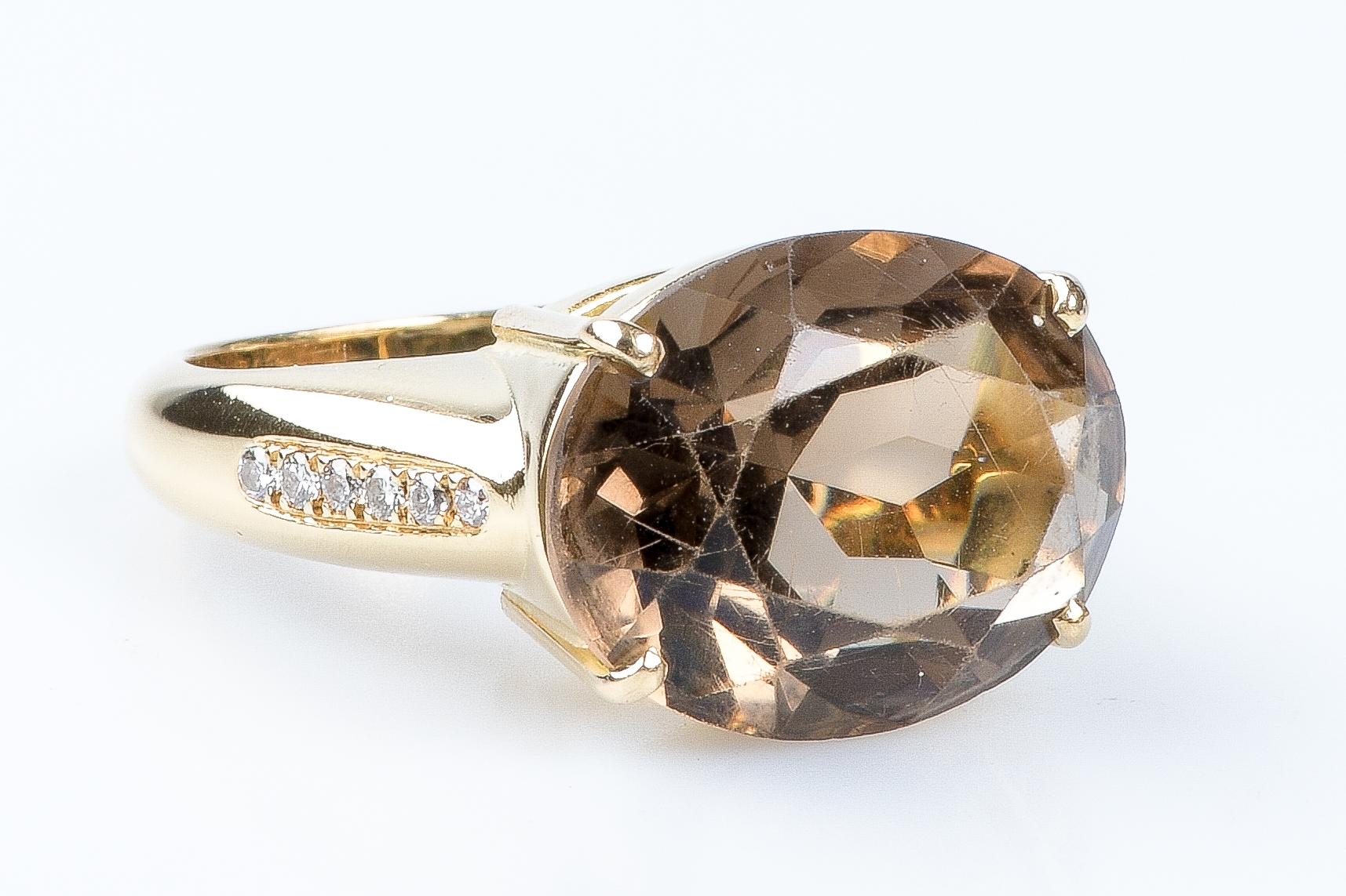 18 carat yellow gold smoky quartz and diamonds ring For Sale 1