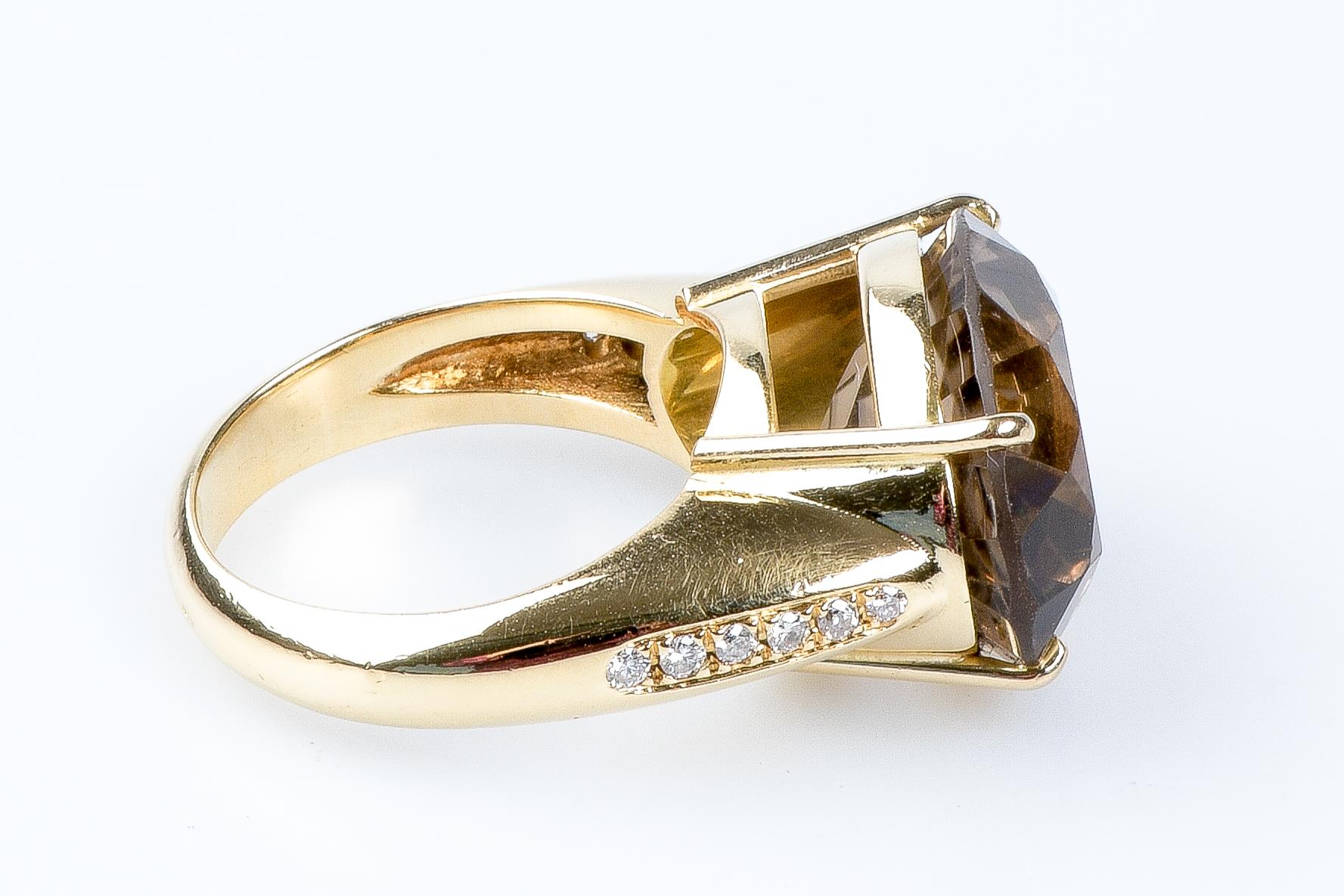 18 carat yellow gold smoky quartz and diamonds ring For Sale 2