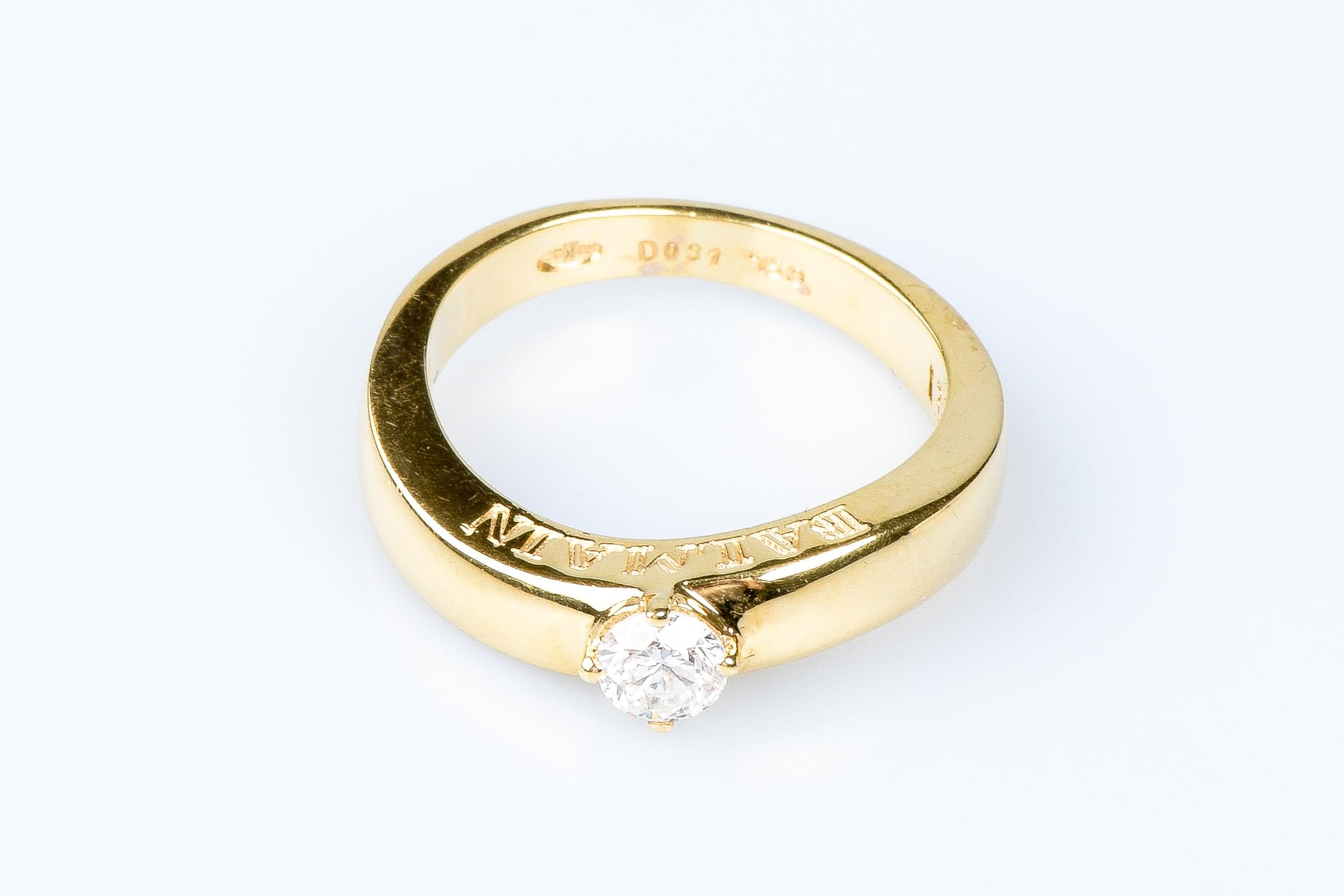 18 carat yellow gold solitaire BALMAIN ring designed with 1 round brillant cut diamond weighing 0.30 carats.

Quality of the diamond:
Color : H
Clarity : SI

 Weight : 5.40 gr. 

Size: EU : 52 - SP/IT : 12 - US : 6

Dimensions : 0.40 x 0.40 cm