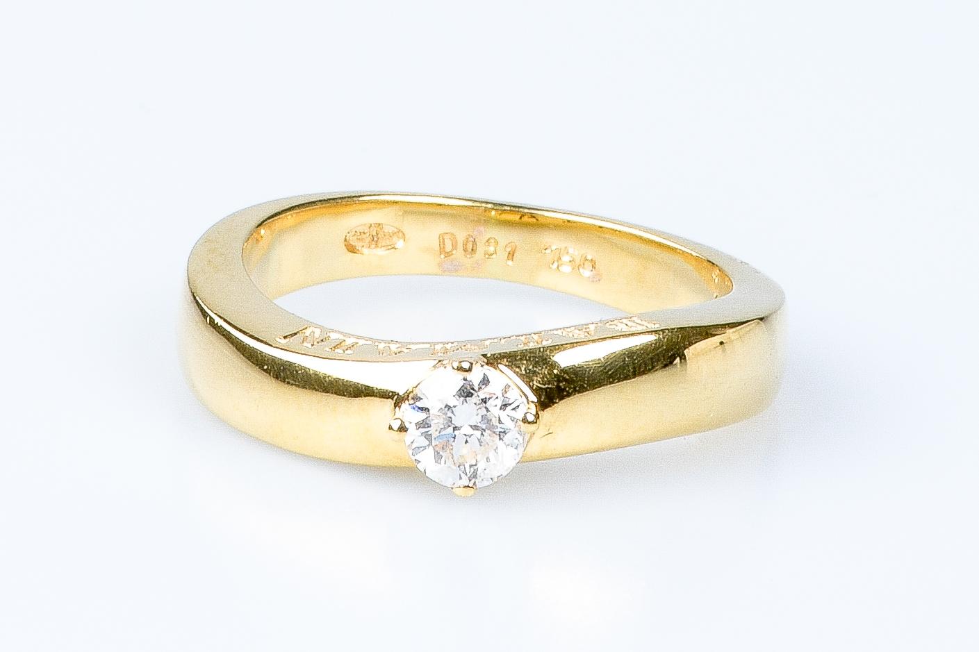 Round Cut 18 carat yellow gold solitaire BALMAIN round brillant cut diamond ring 