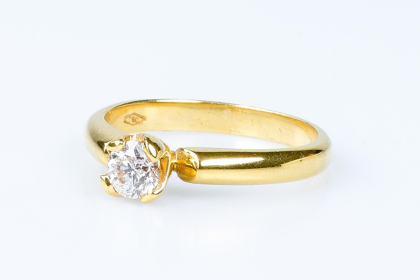 18 carat yellow gold solitaire round brillant cut diamond ring For Sale 5
