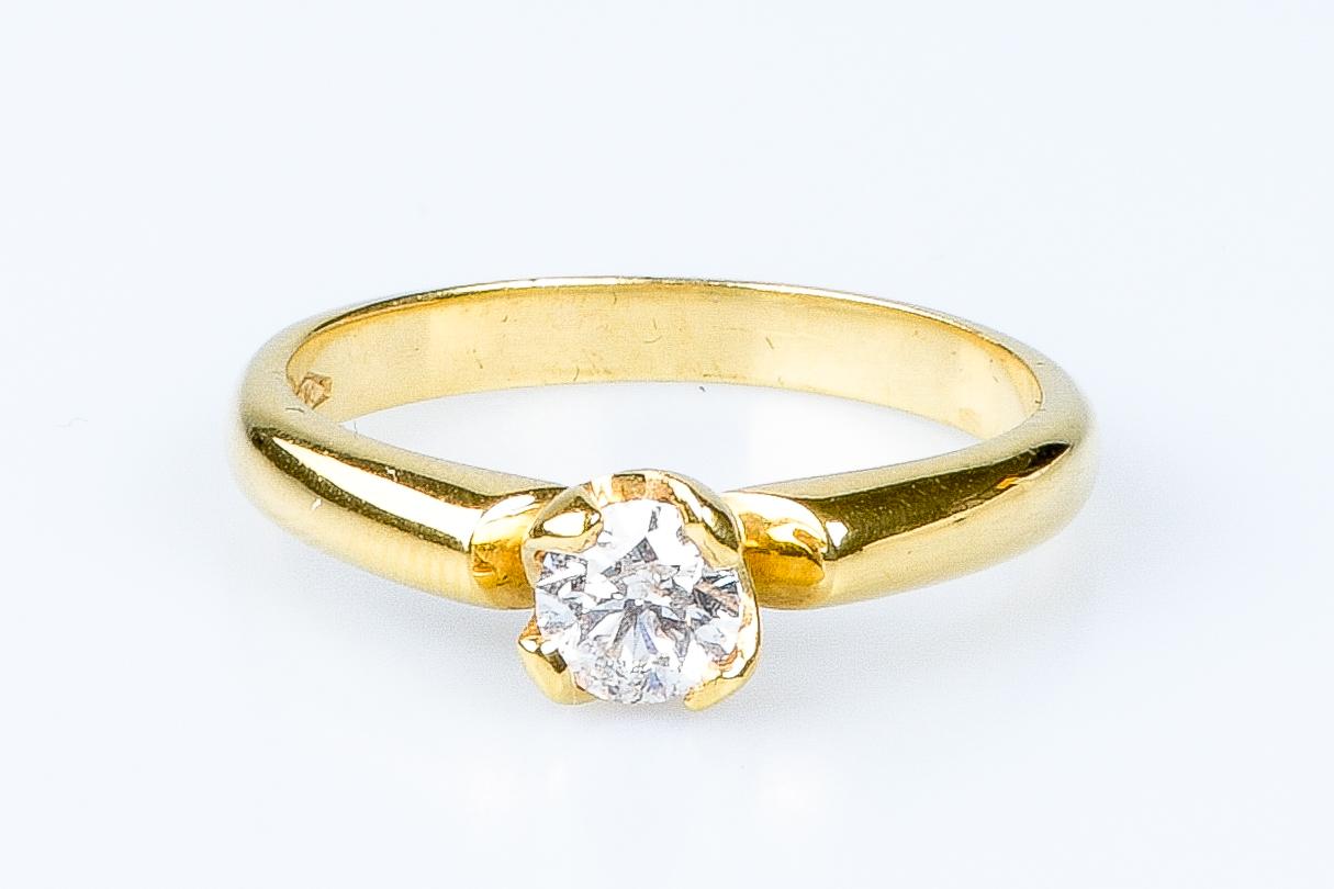 18 carat yellow gold solitaire ring designed with 1 round brillant cut diamond weighing 0.34 carat.

Quality of the diamond
Color : H
Clarity : SI

 Weight : 3.64 gr. 

Size: EU : 52 - SP/IT : 12 - US : 6

Dimensions : 0.50 x 0.20 cm 

Jewel