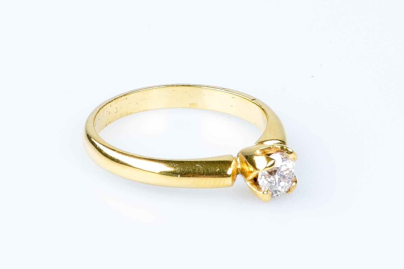 Round Cut 18 carat yellow gold solitaire round brillant cut diamond ring For Sale