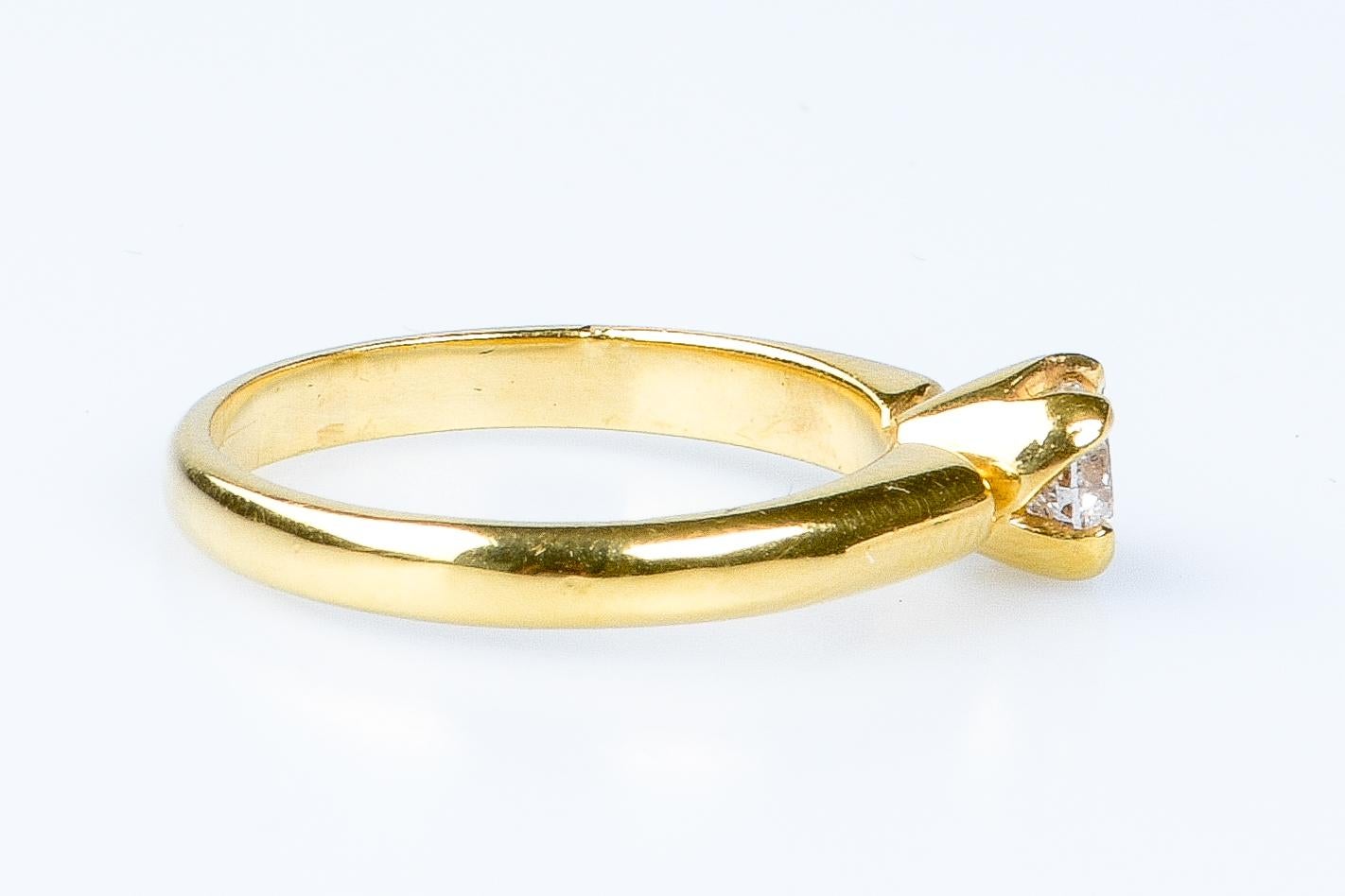 18 Karat Gelbgold Solitär-Ring mit rundem Diamanten im Brillantschliff Damen im Angebot