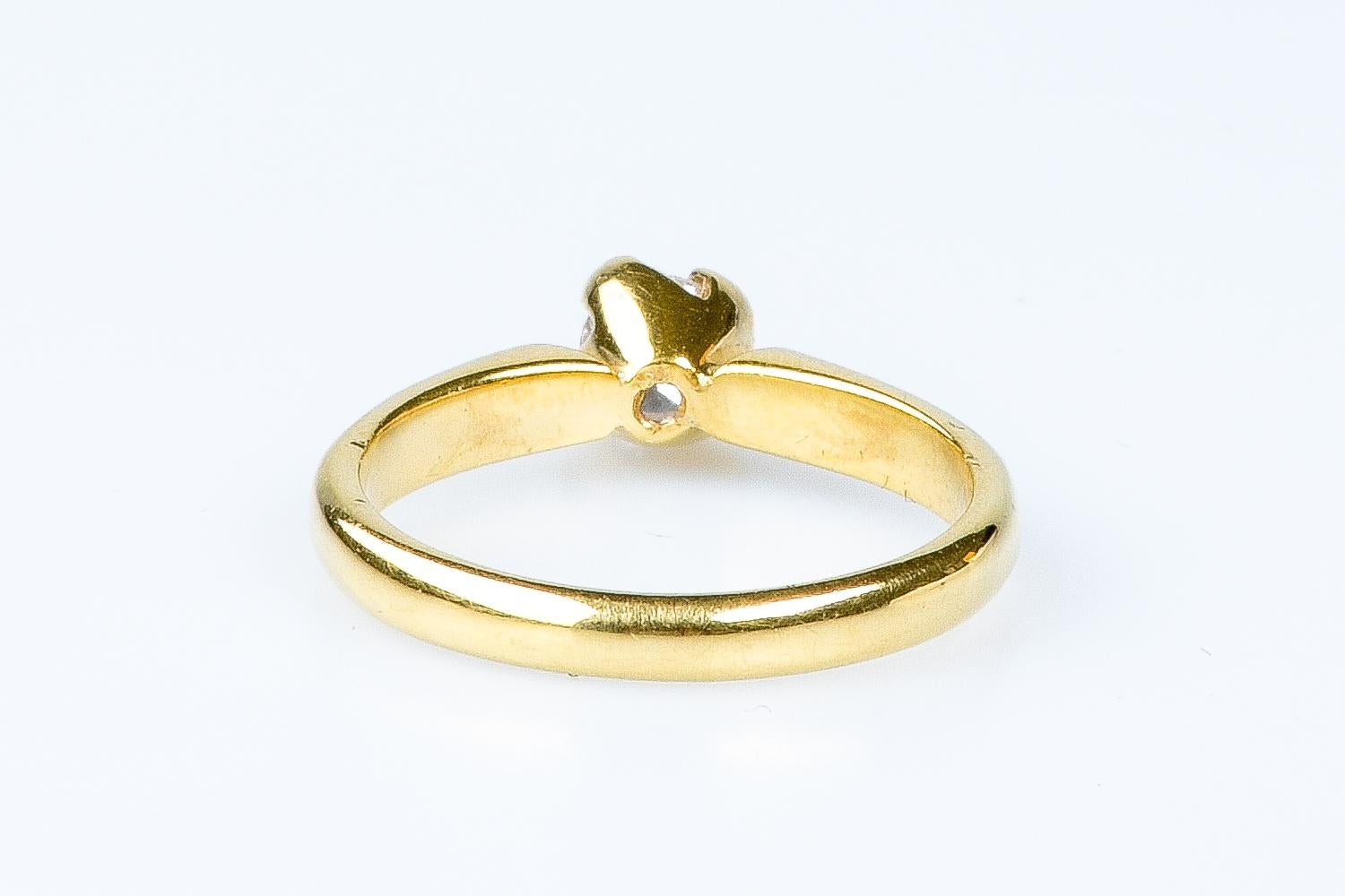 18 Karat Gelbgold Solitär-Ring mit rundem Diamanten im Brillantschliff im Angebot 1