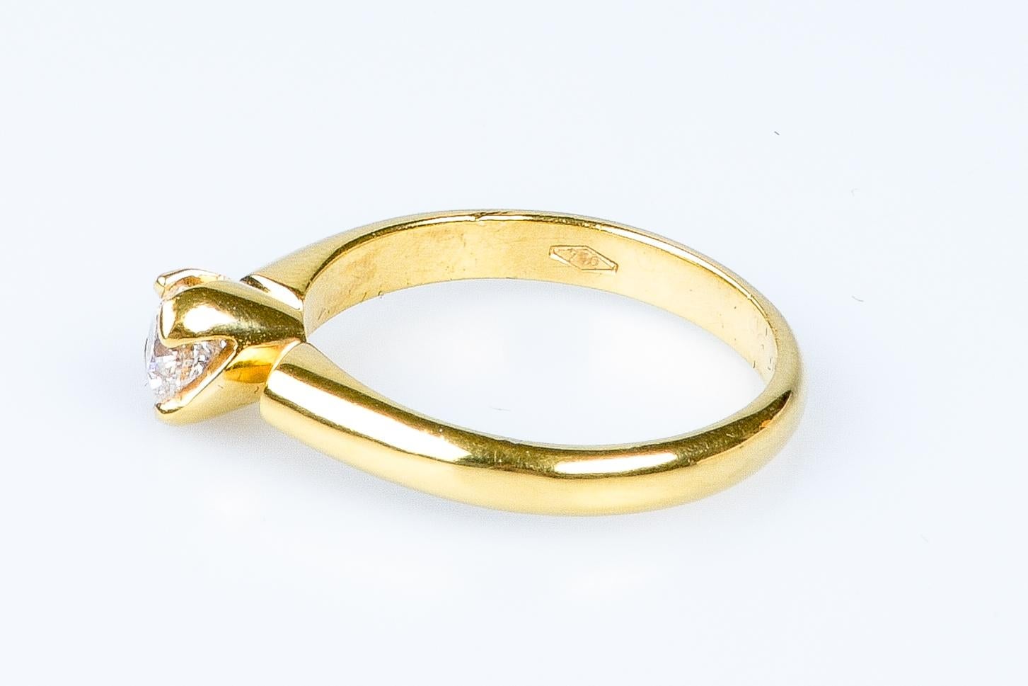 18 Karat Gelbgold Solitär-Ring mit rundem Diamanten im Brillantschliff im Angebot 2