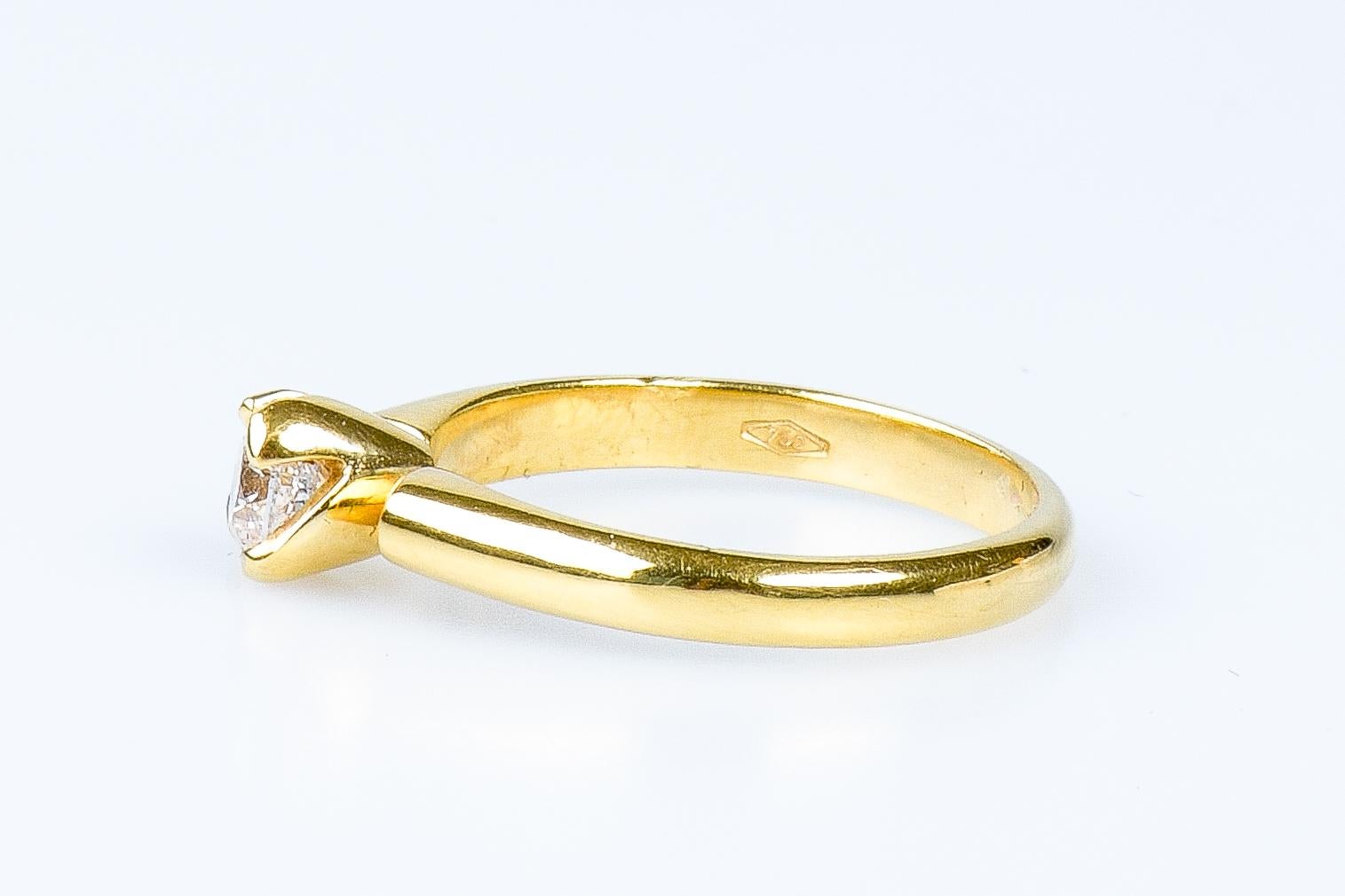 18 Karat Gelbgold Solitär-Ring mit rundem Diamanten im Brillantschliff im Angebot 3