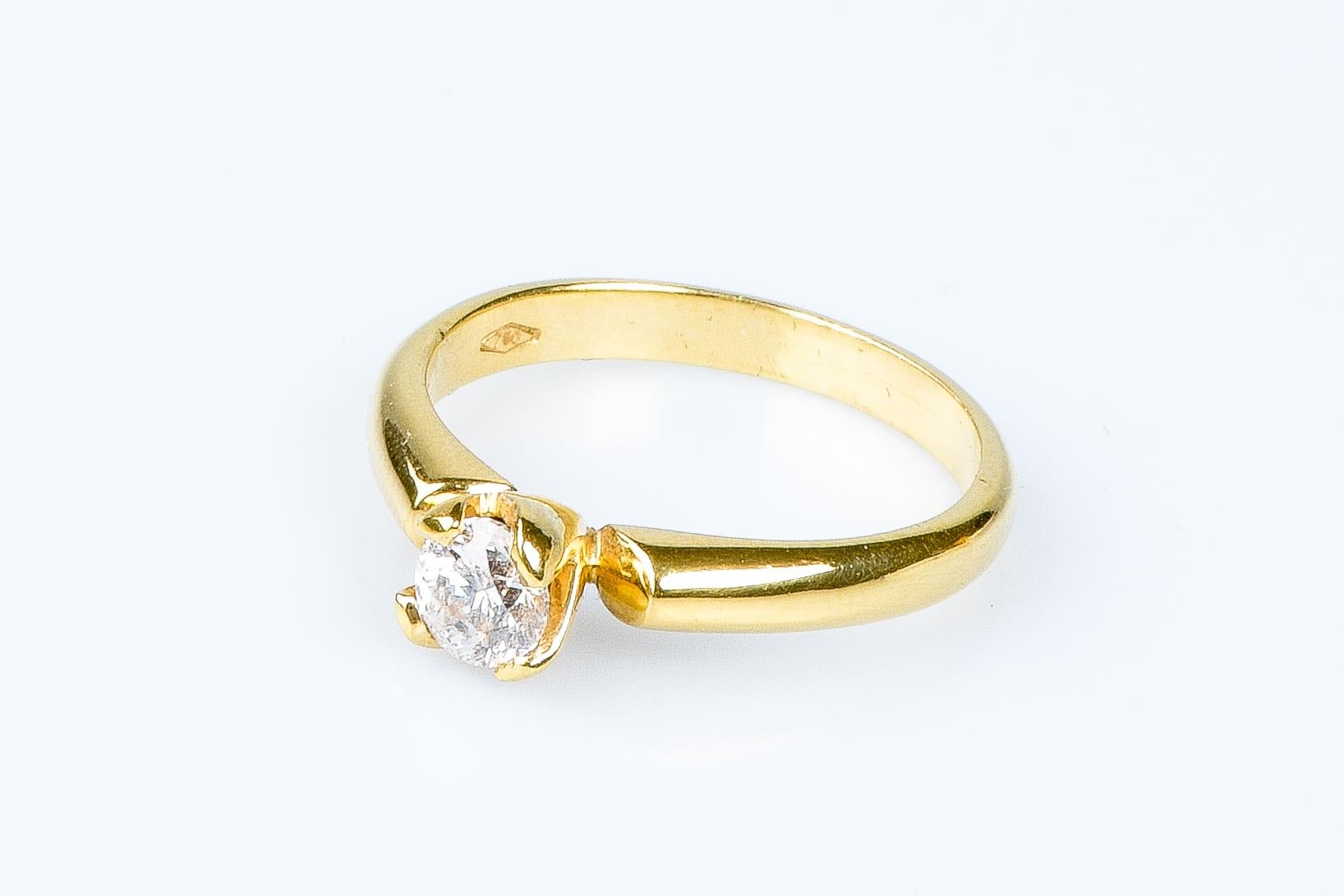18 carat yellow gold solitaire round brillant cut diamond ring For Sale 4