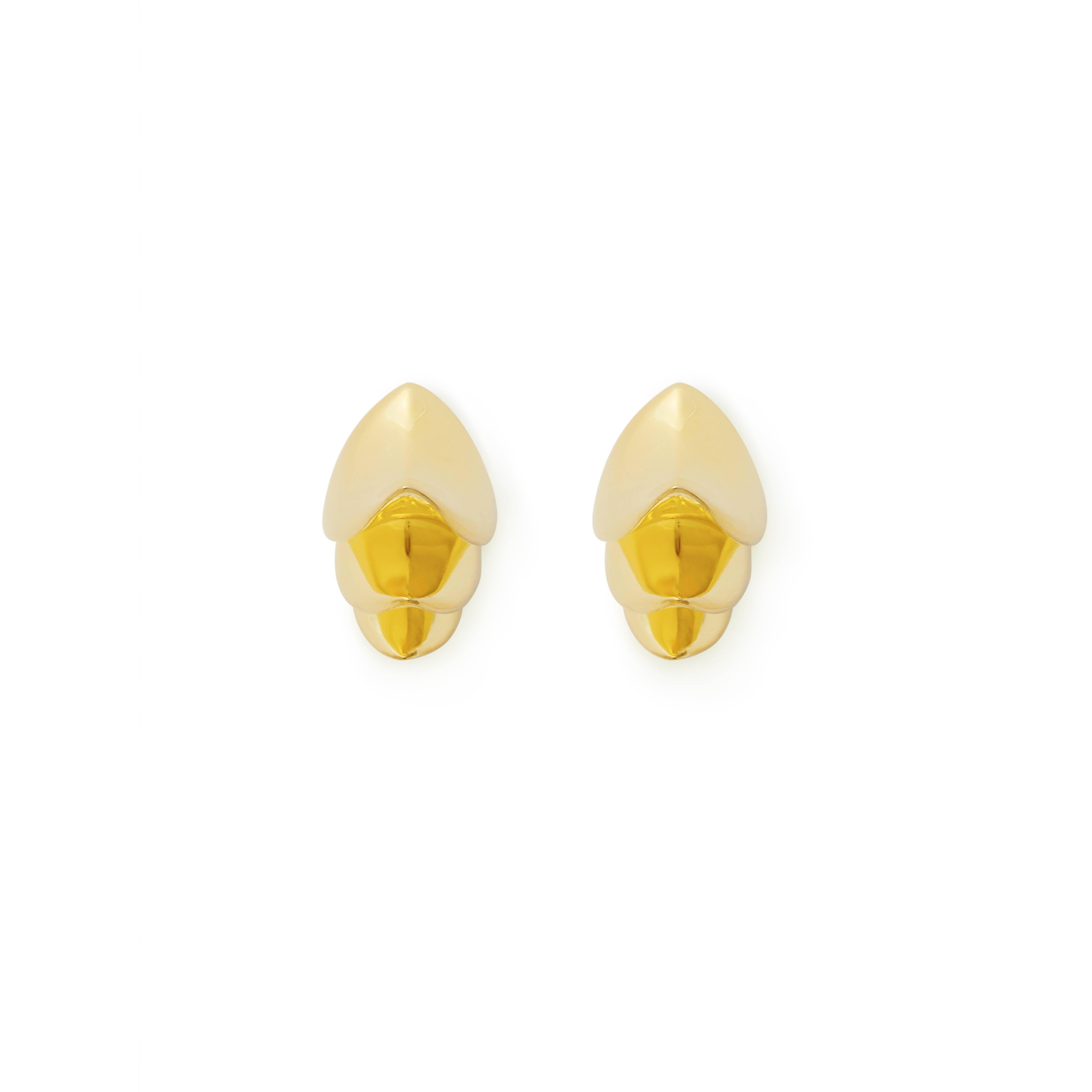 Thorn earrings from Mistova are handcrafted from the finest 18K gold. Easy to wear beautifull stud earrings with a sharp and fluid design. 