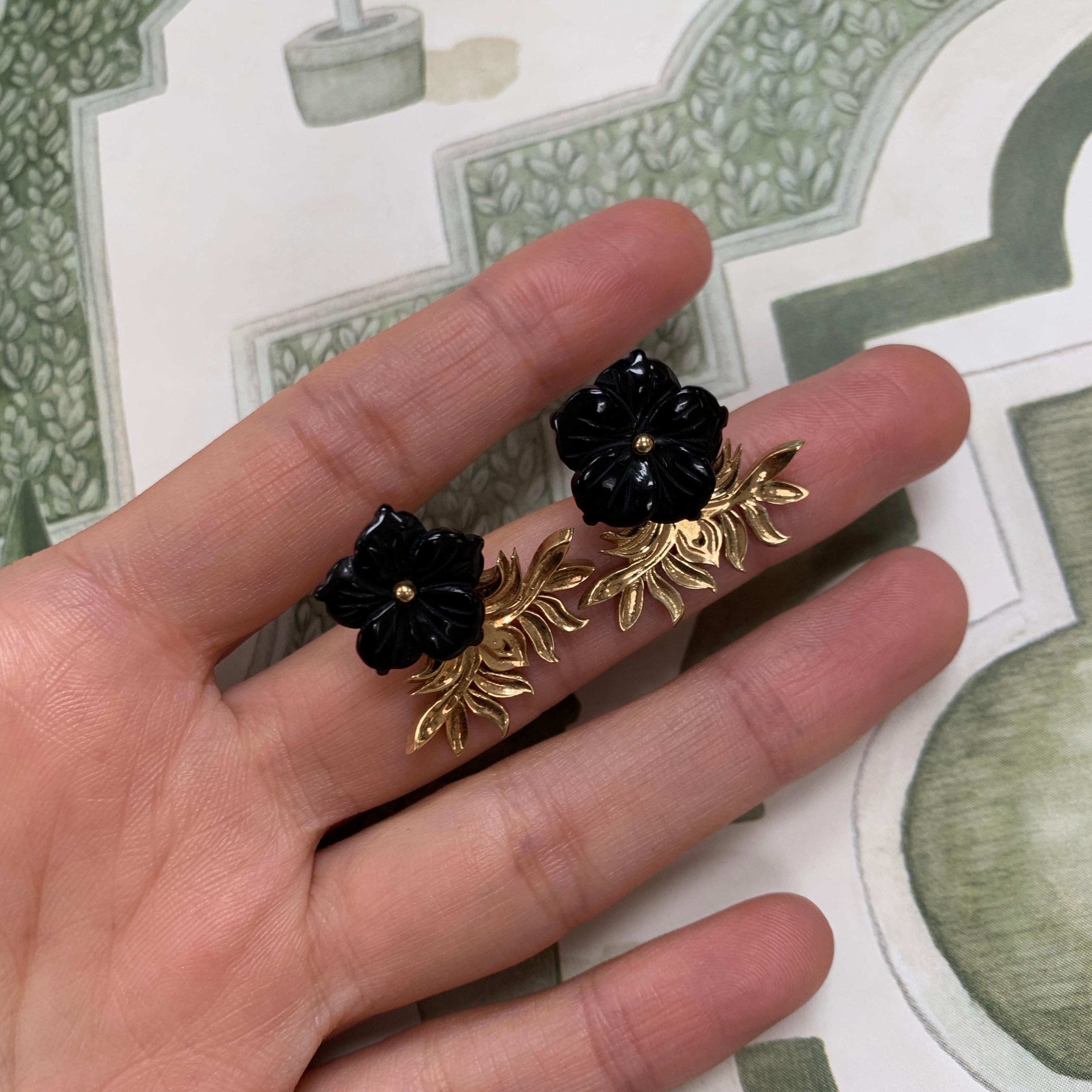 18ct Yellow Gold Vermeil and Hand Carved Onyx Flower Earrings In New Condition For Sale In London, GB