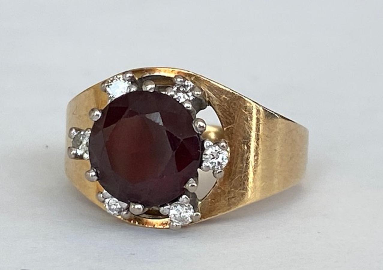 Taille ronde Bague vintage en or jaune 18 carats avec grenat et diamants de 3,00 carats en vente