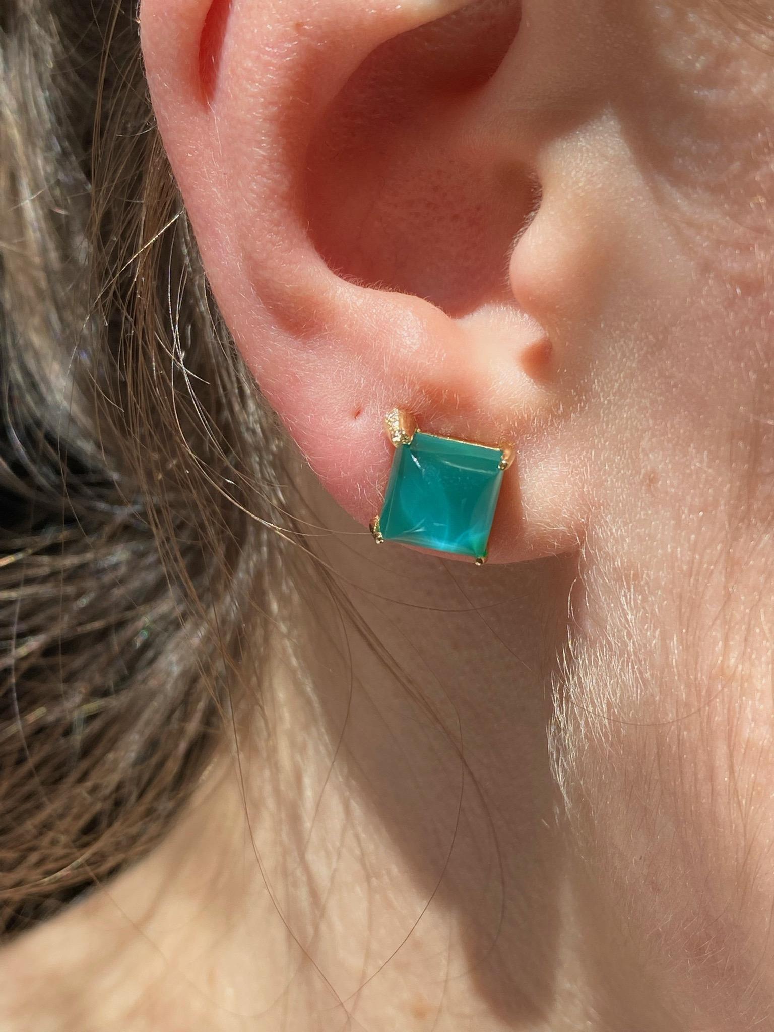 Orecchino con perno in oro giallo 18 carati e diamanti Greene & Greene Greene.
Splendidi orecchini verdi realizzati a mano in Italia.
dimensioni H 1 cm x L 0,6 mm
H. 39  in x L. 2,6 in
Un bellissimo paio di orecchini a perno in stile Art Déco,