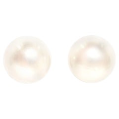 18 Carat Yellow Gold White Round Freshwater Pearl Vintage Stud Style Earrings