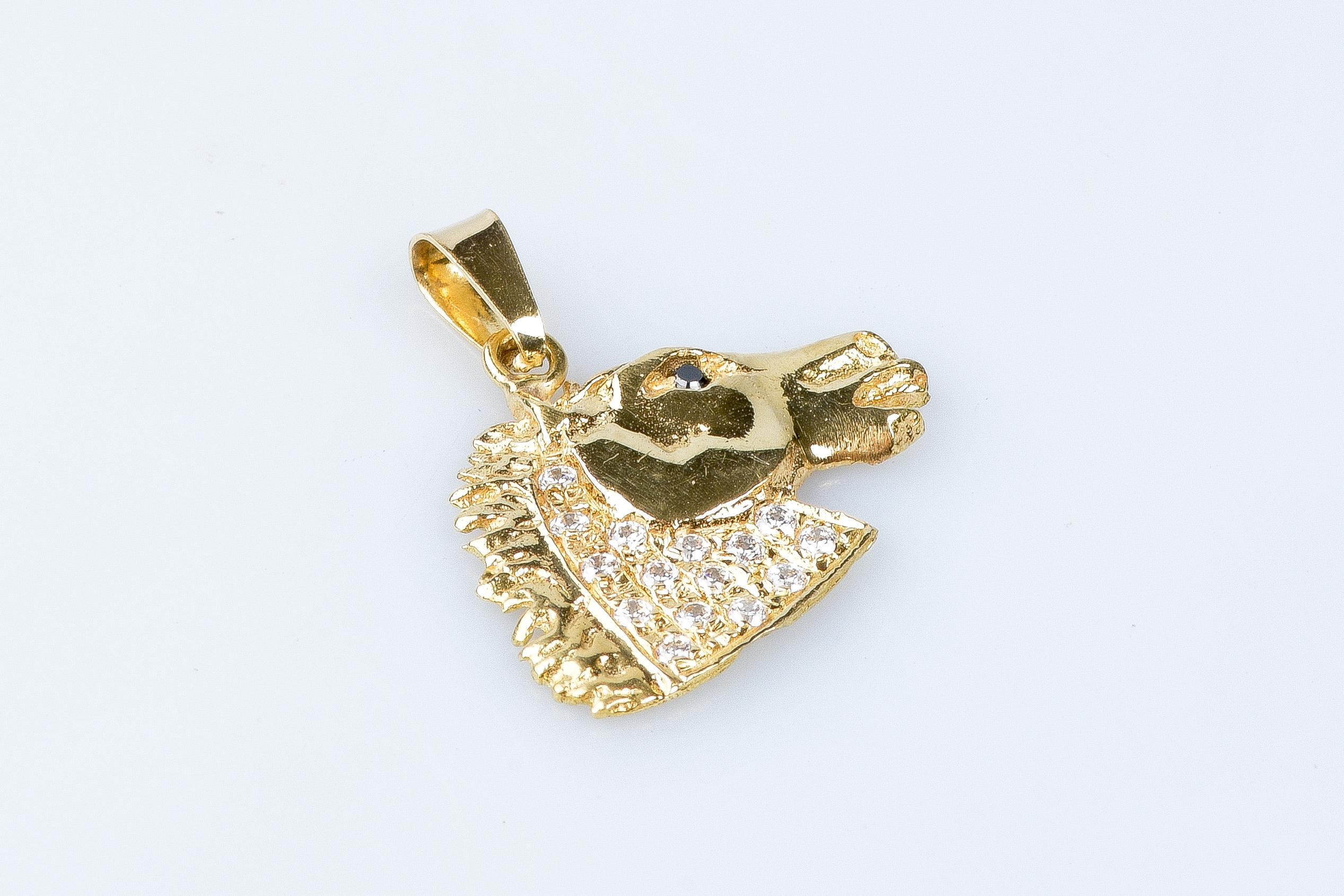 18 carat yellow gold horse pendant designed with zirconium oxides.

 Weight : 2.50 gr. 

Dimensions : 2.20 x 2.00 x 0.12 cm

Jewel delivered in a luxurious box with a certificate of authenticity Monte-Carlo Bijoux. 

Condition : Like new

18 carat